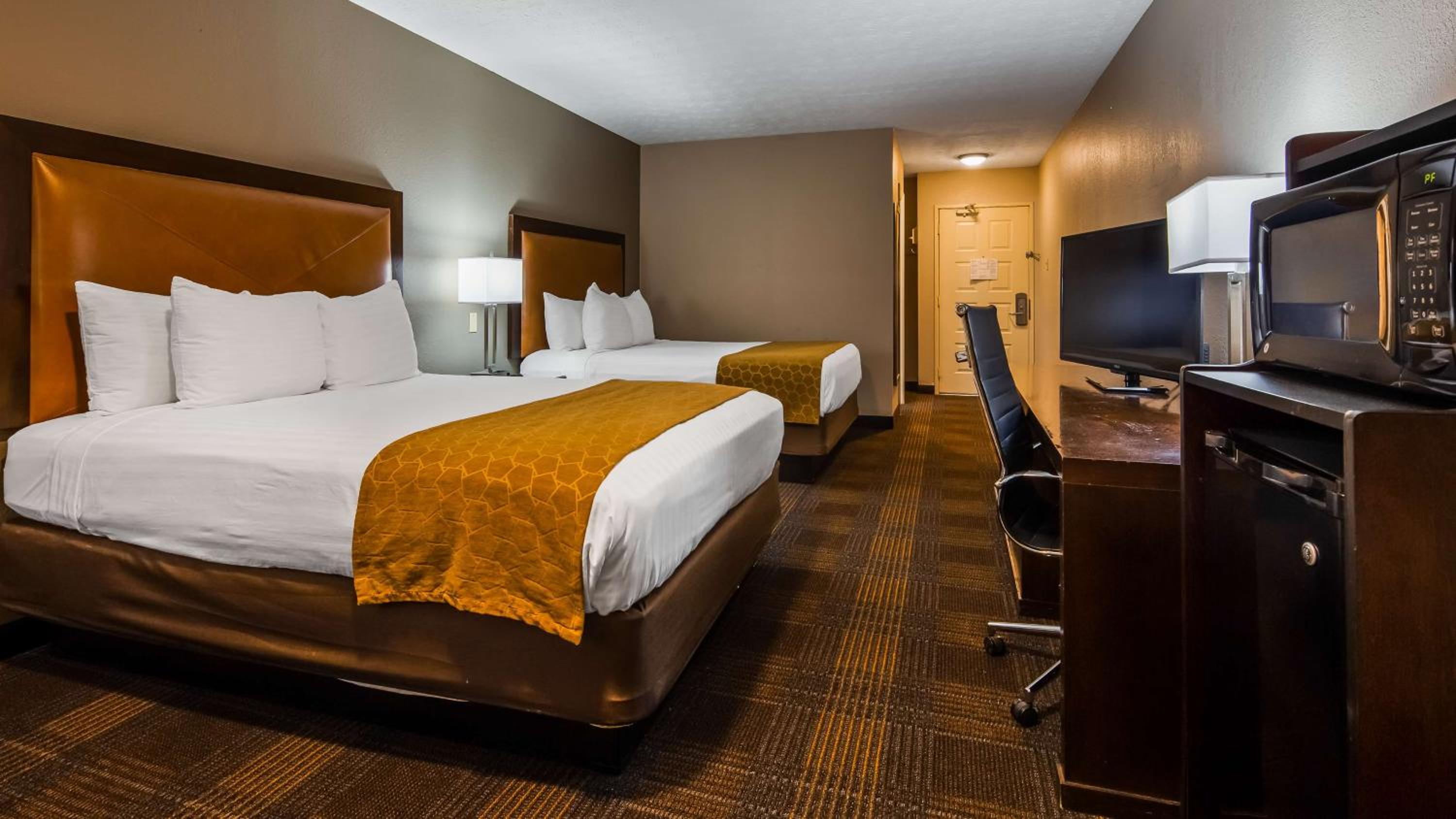 Queen Room with Two Queen Beds - Non-Smoking photo 2