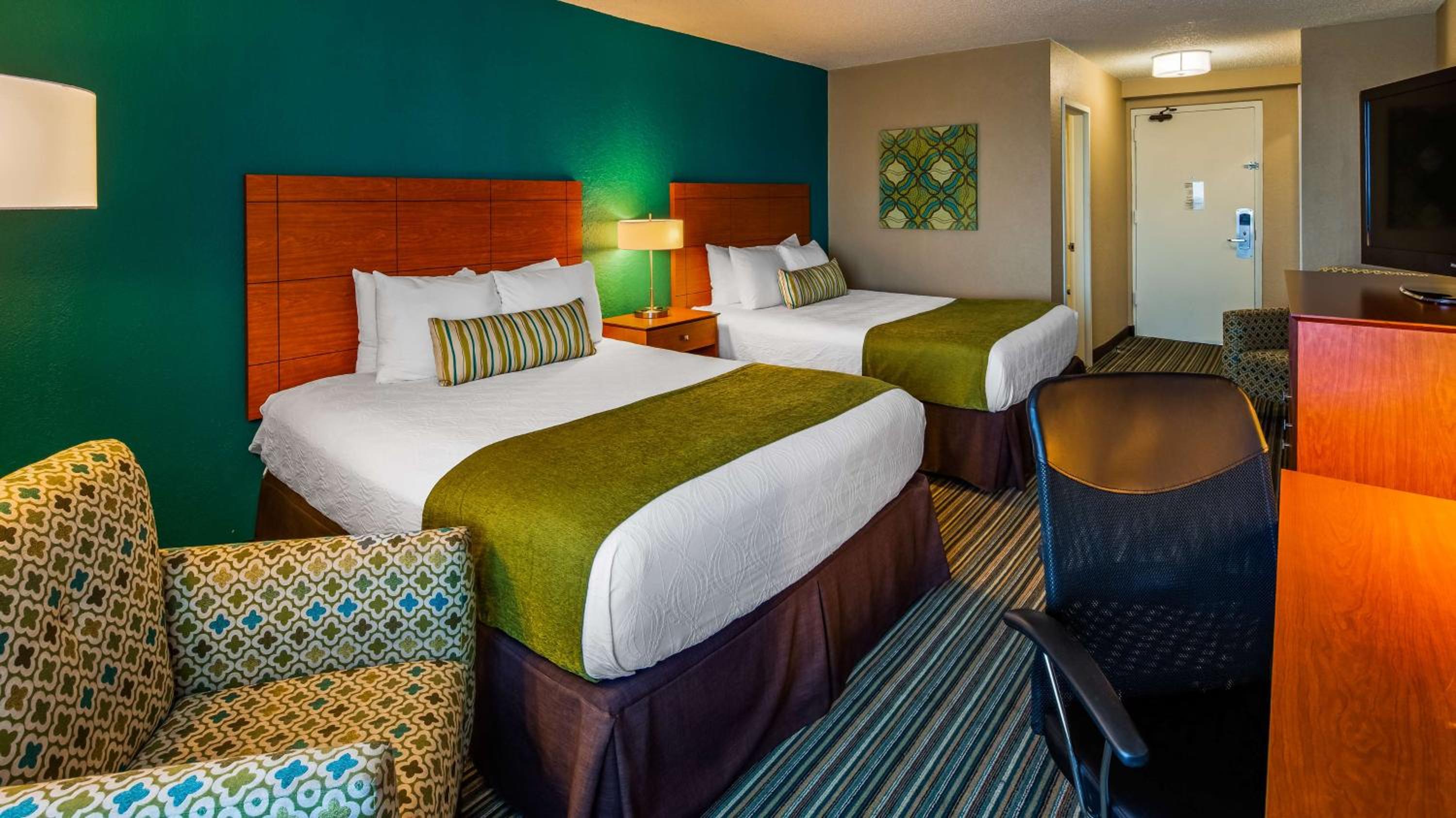 Queen Room with Two Queen Beds with Bay View - Photo 3