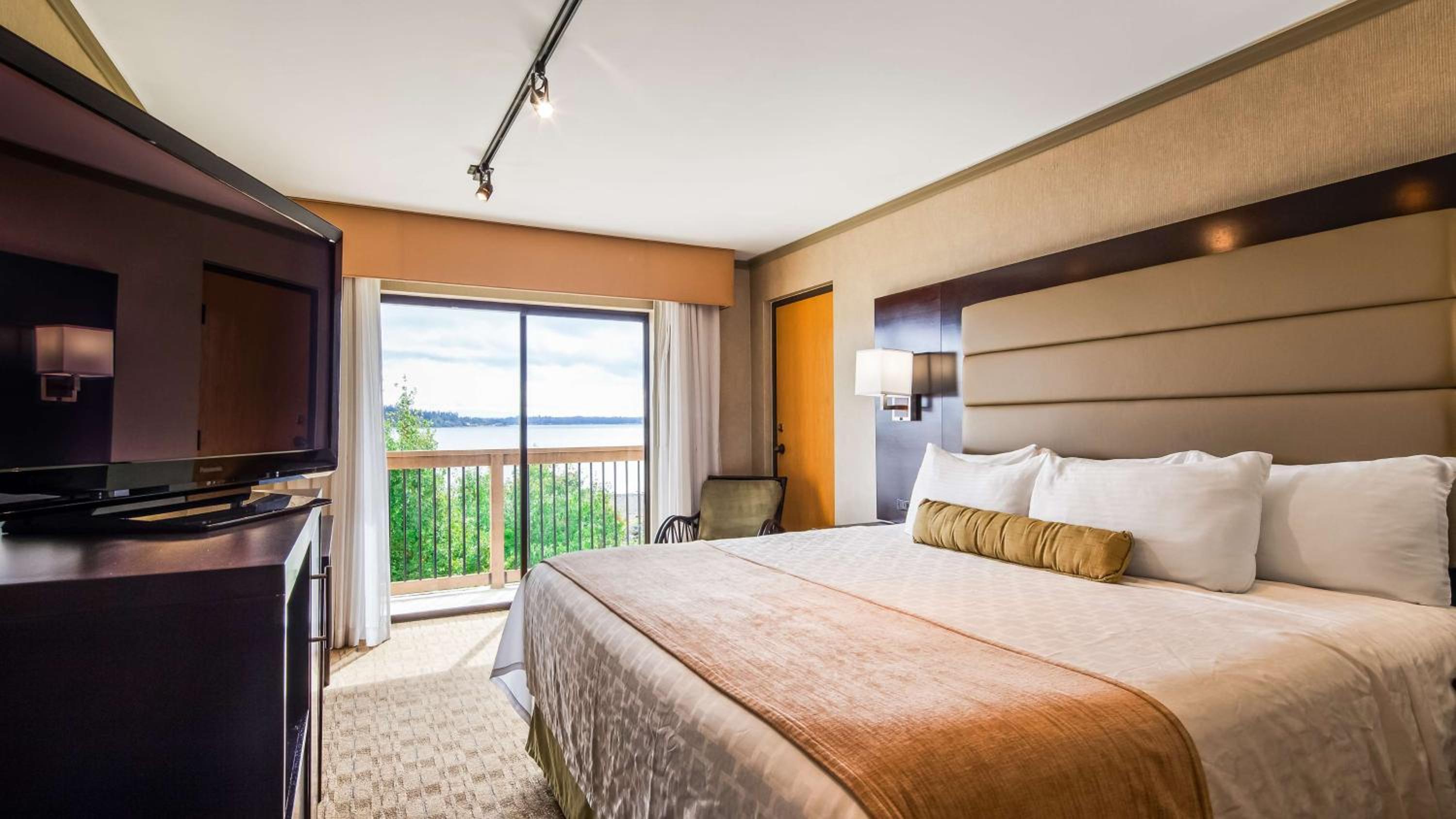 Deluxe King Room with Water View - Photo 1