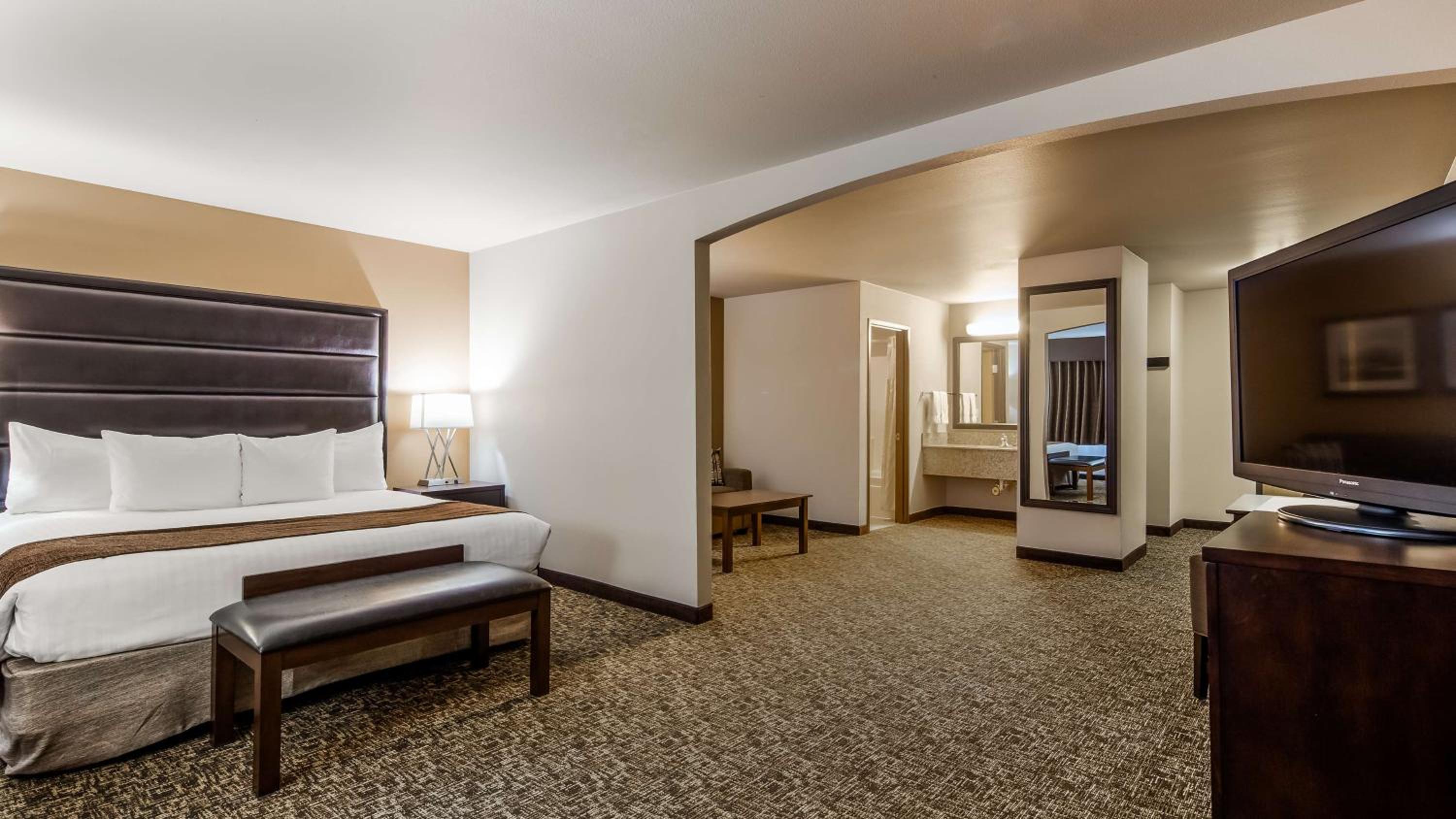 Mini King Suite with Sofa Bed - Non-Smoking photo 2