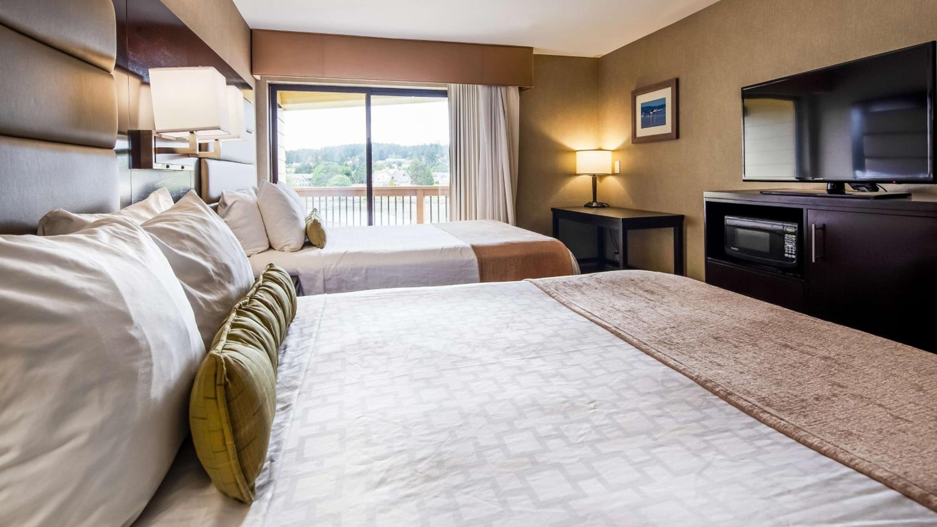 Queen Room with Two Queen Beds and Balcony - Photo 4