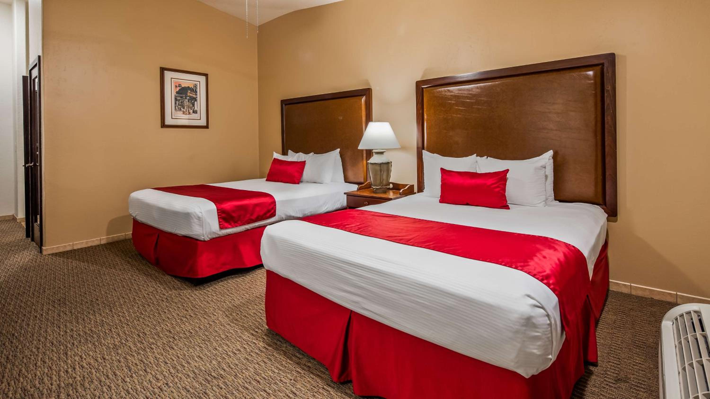 Queen Room with Two Queen Beds with Sofa Bed - Photo 5