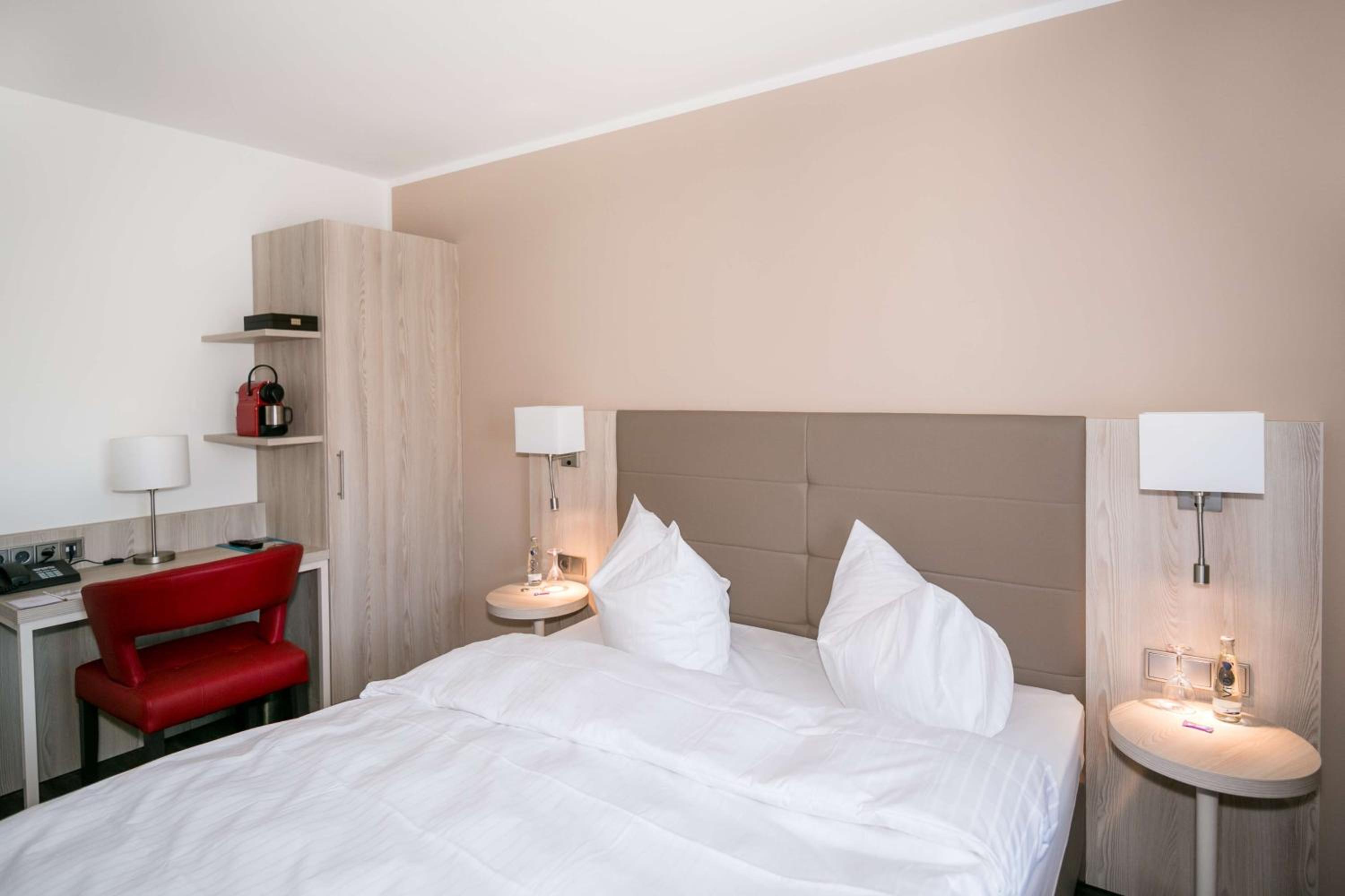 Comfort Queen Room photo 1