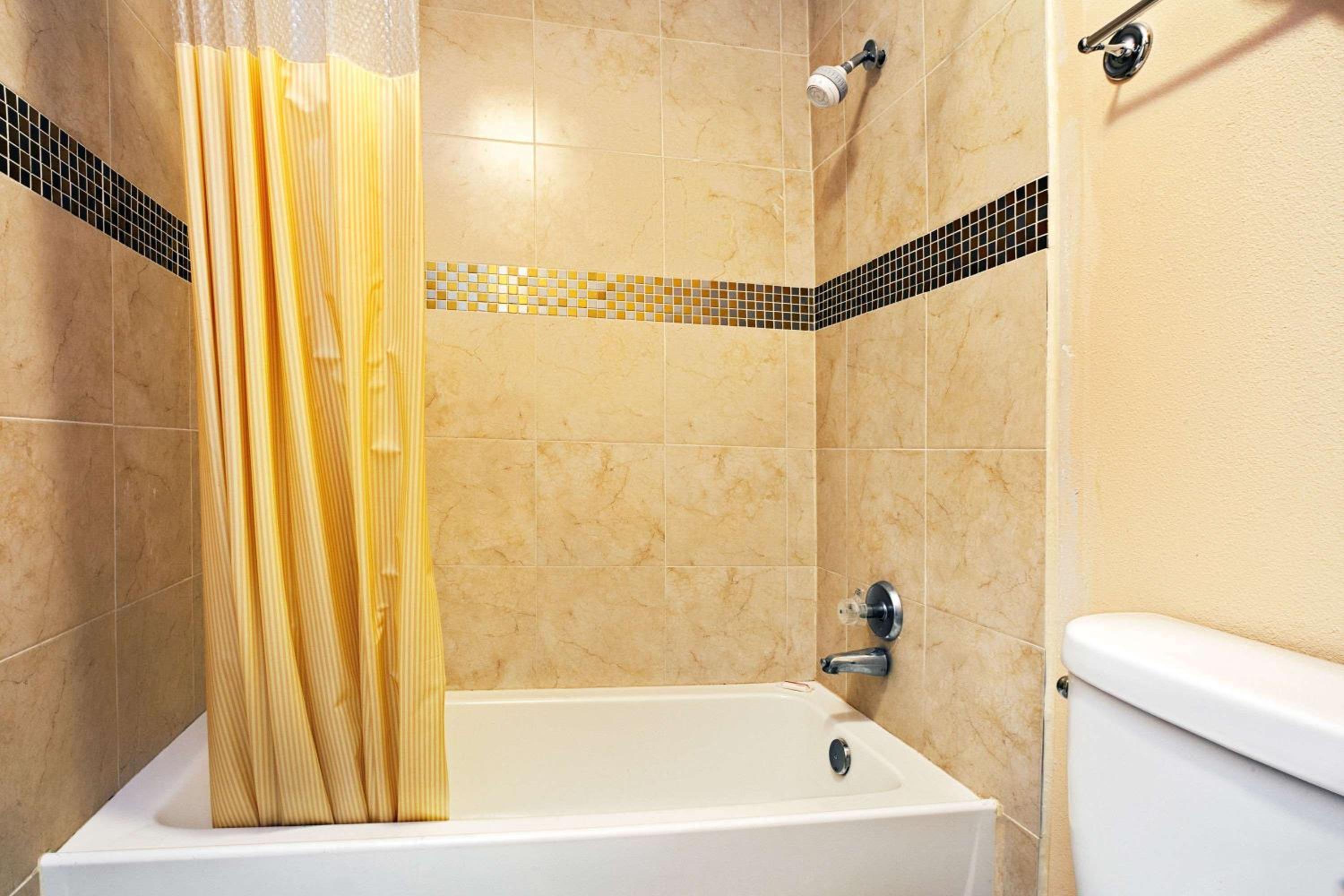 Queen Room with Two Queen Beds and Roll-In Shower - Mobility Accessible/Non-Smoking - Photo 4