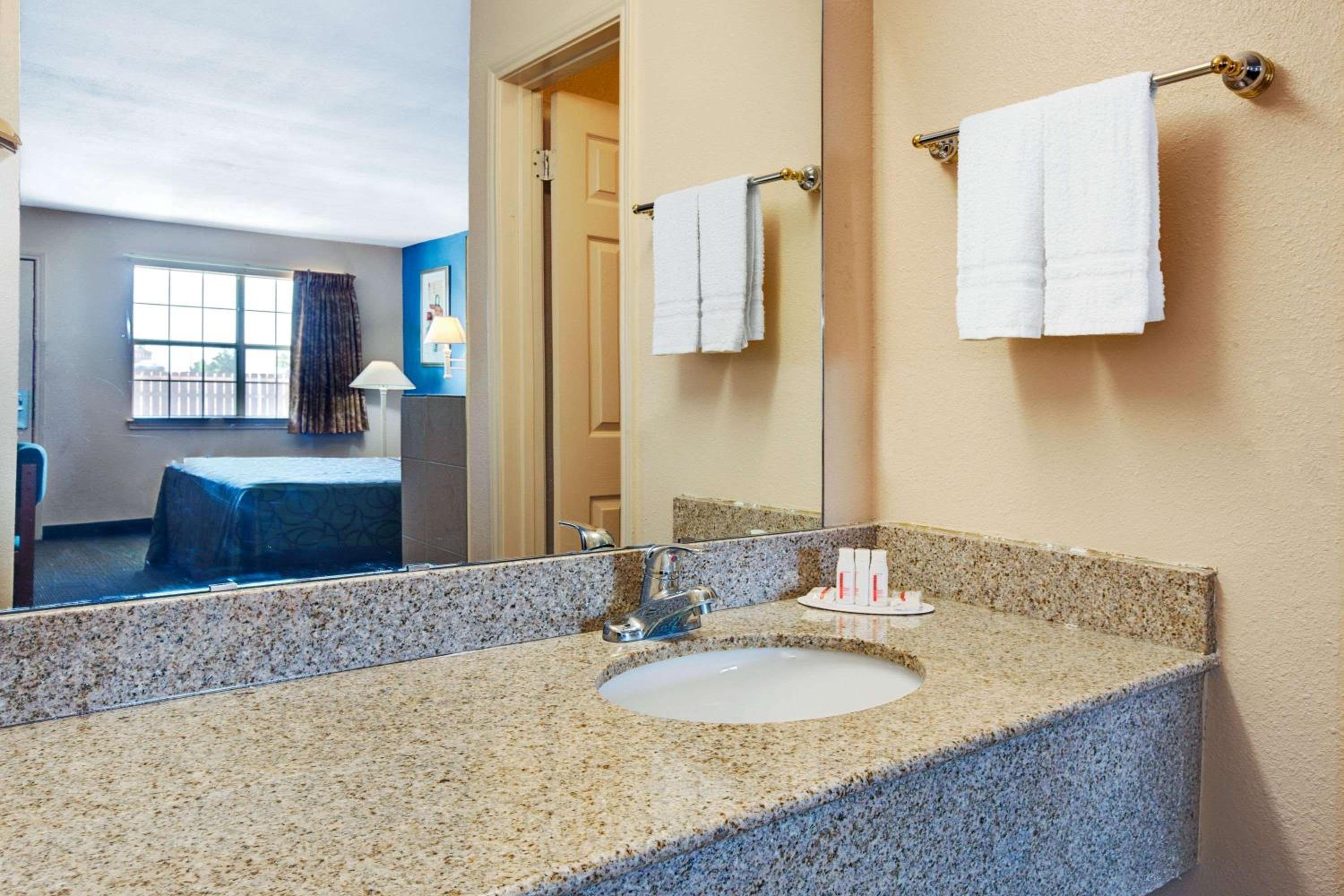 Queen Room with Two Queen Beds and Roll-In Shower - Mobility Accessible/Non-Smoking - Photo 3