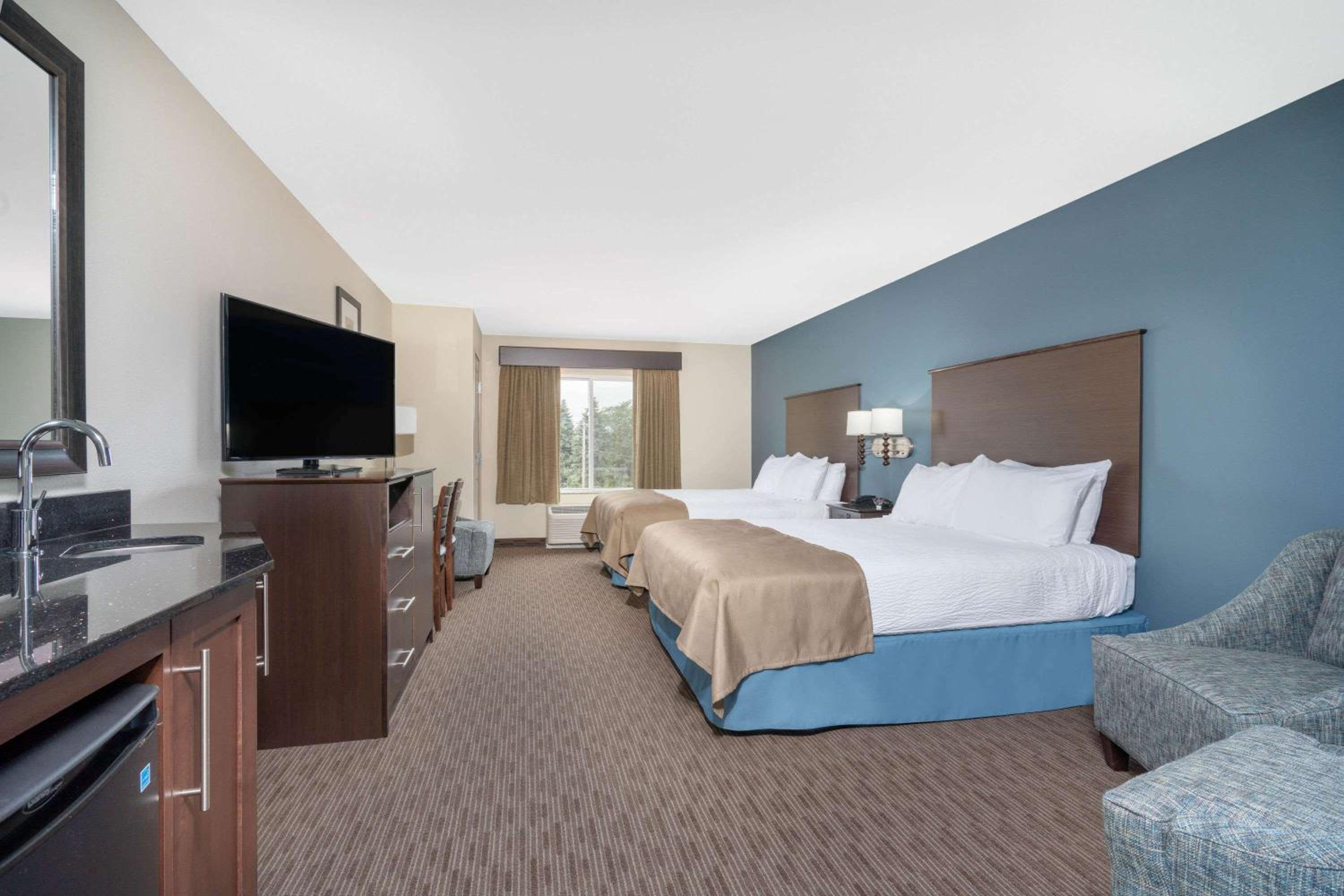 Deluxe Queen Room with Two Queen Beds - Non-Smoking photo 2