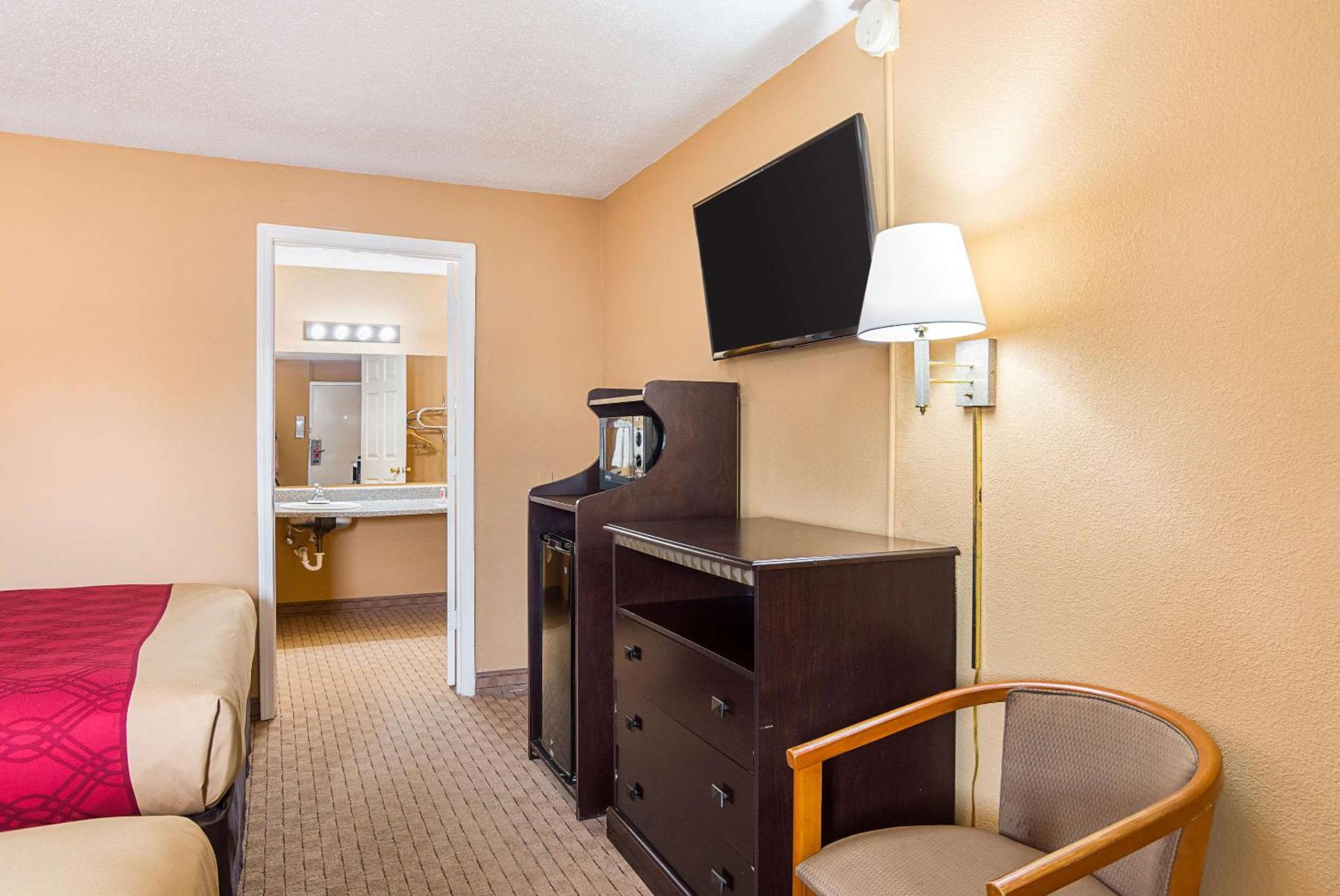 Queen Room with Two Queen Beds - Non-Smoking - Photo 1