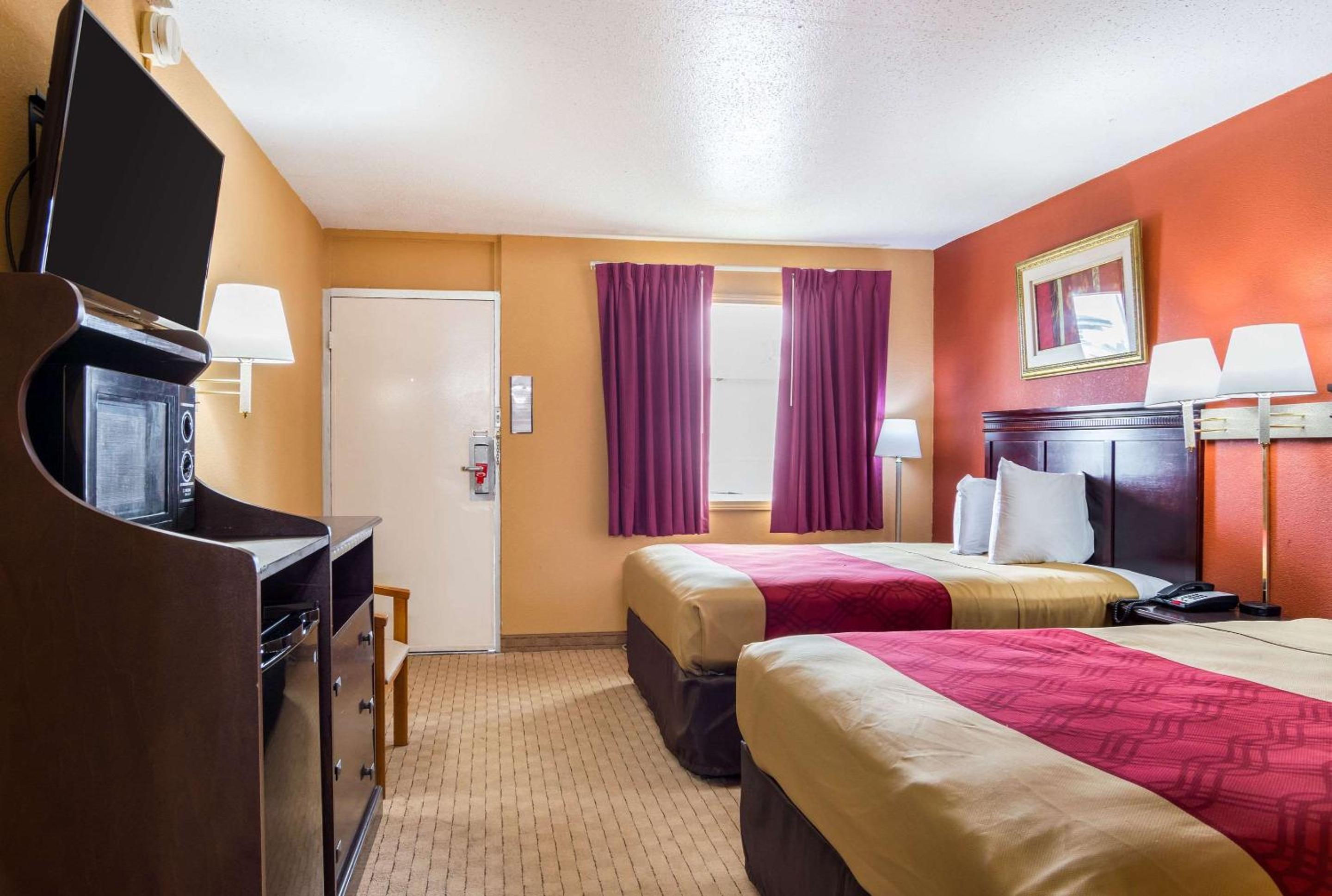Queen Room with Two Queen Beds - Non-Smoking - Photo 2