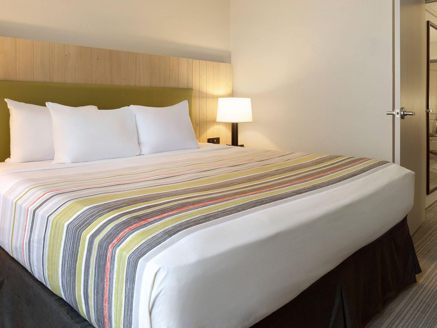 One-Bedroom King Suite - Accessible - Non-Smoking - Photo 2