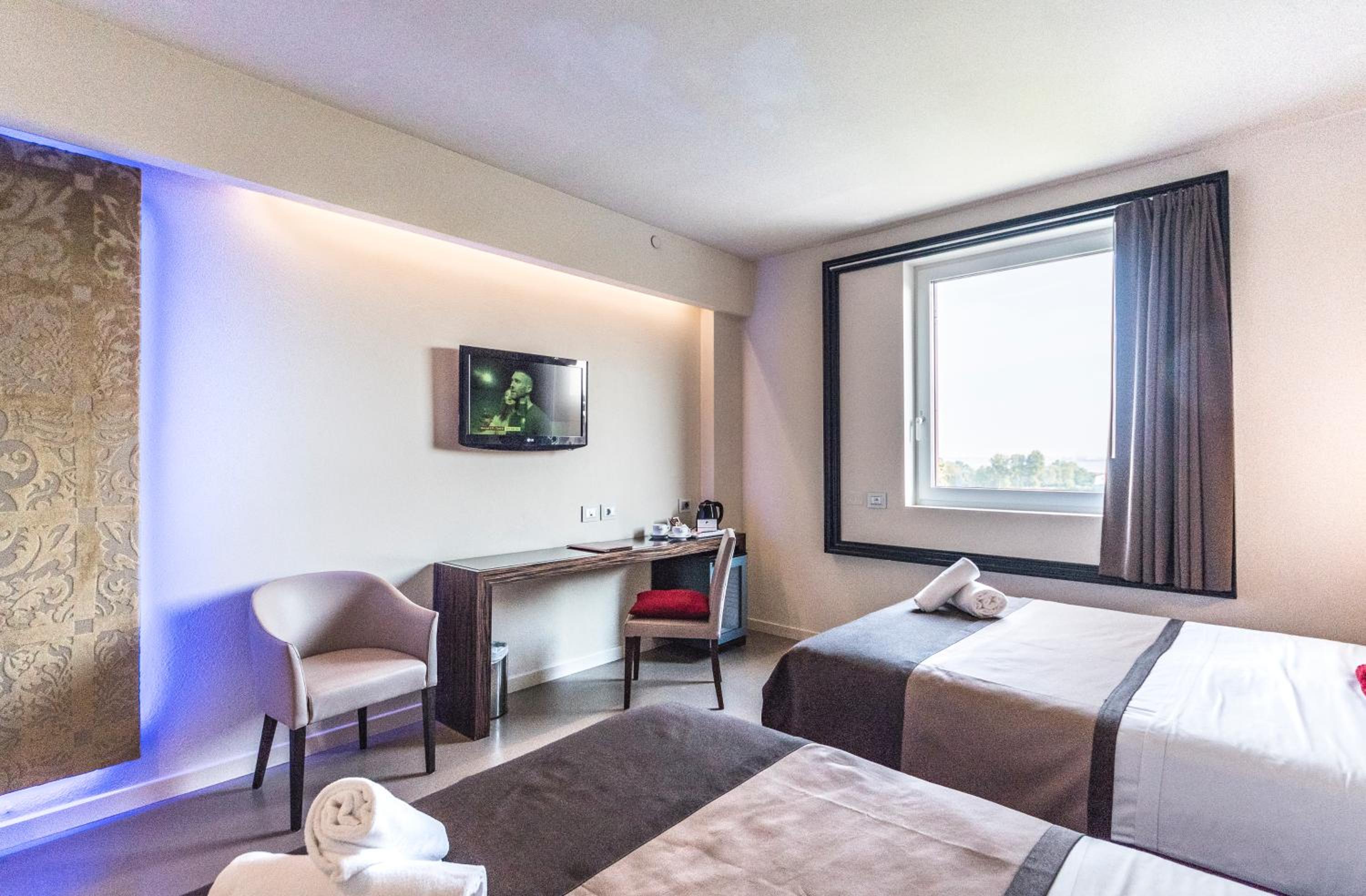 Double or Twin Room with View - Photo 4