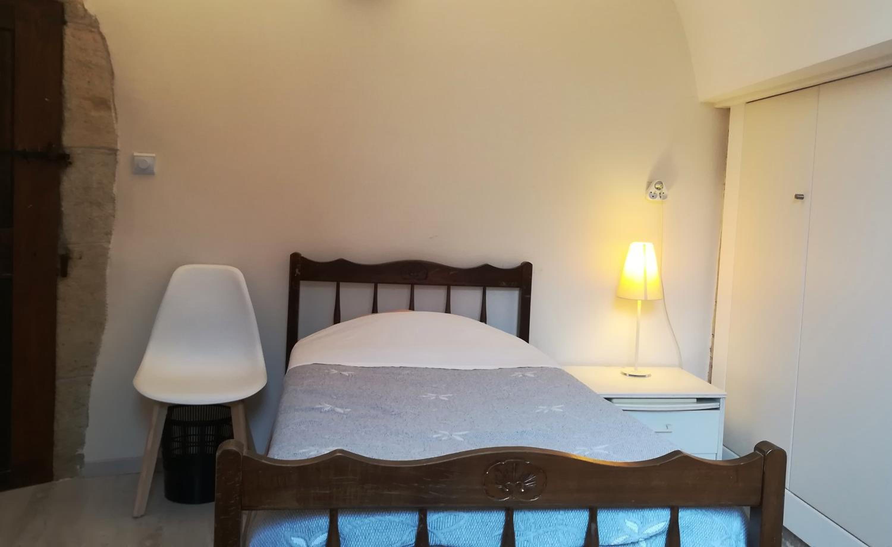 Single Room with Shared Shower and Toilet photo 2