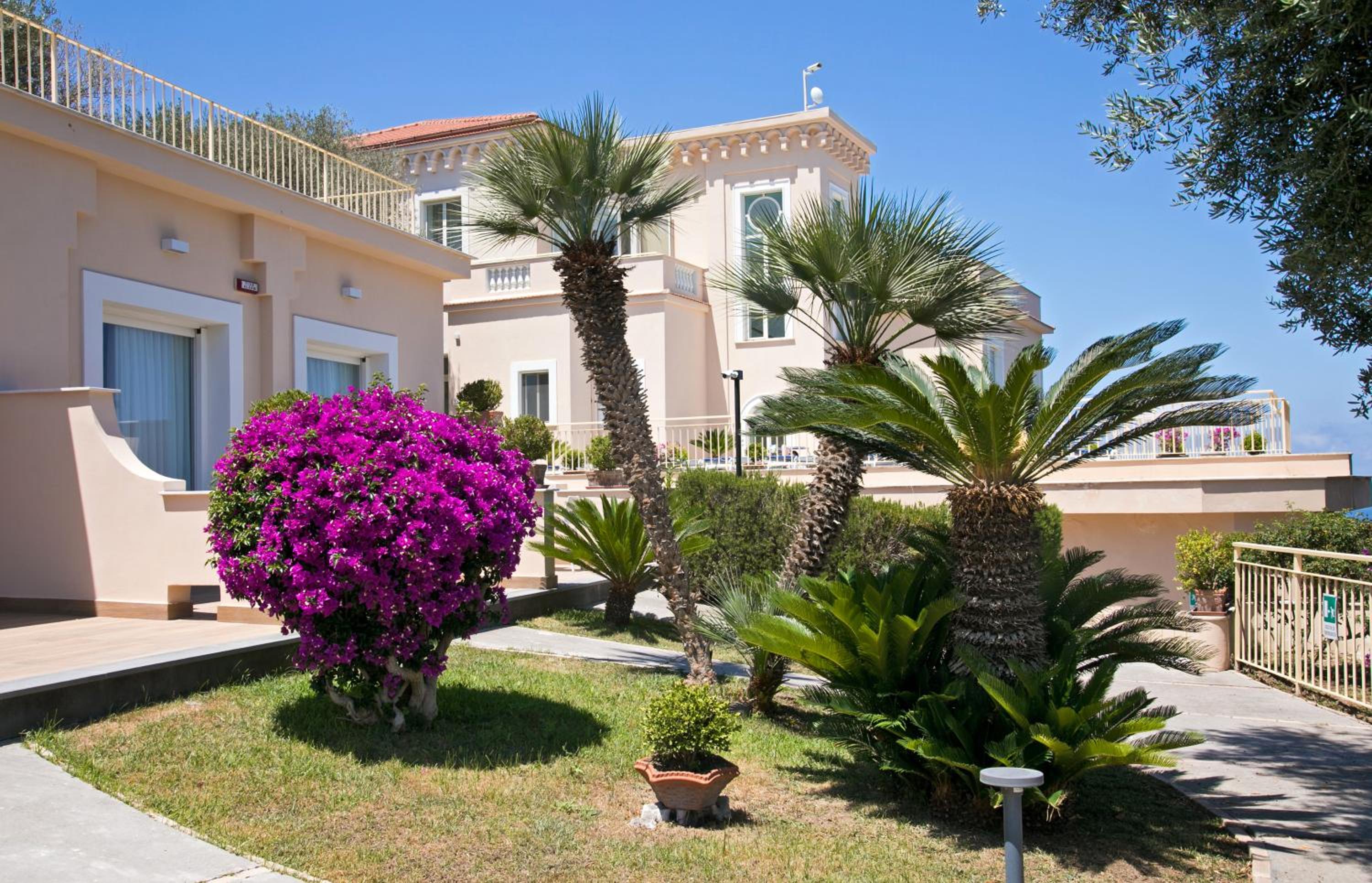 Deluxe Triple Room with Sea View - Photo 6