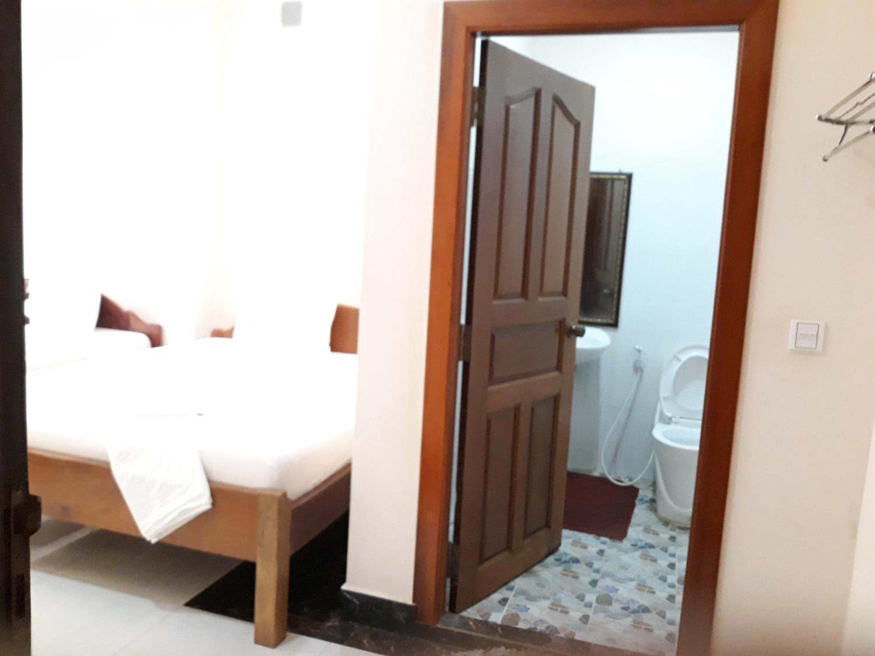 Twin Room with City View - Photo 7