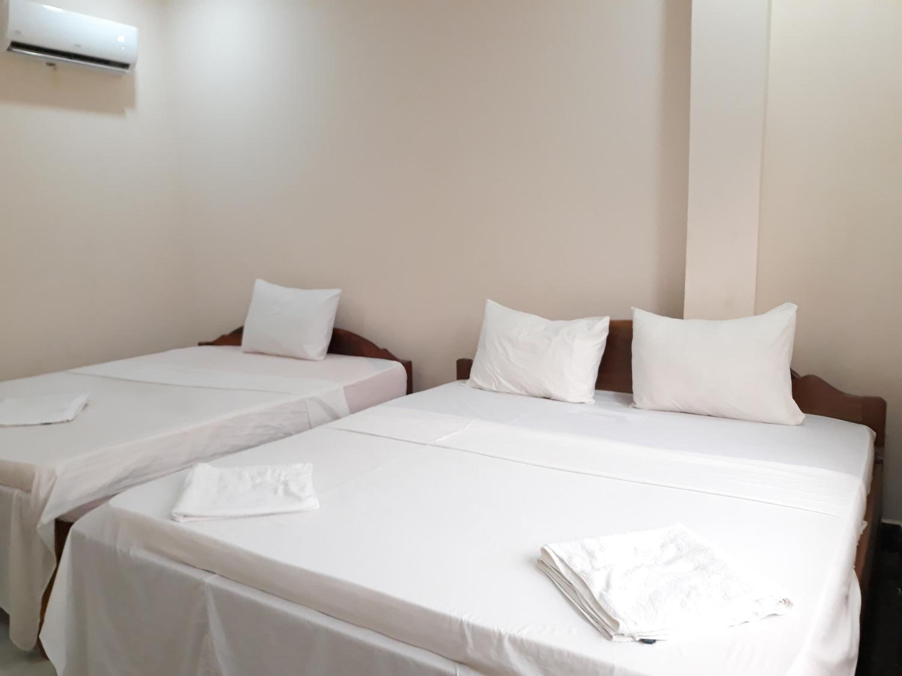 Twin Room with City View - Photo 6