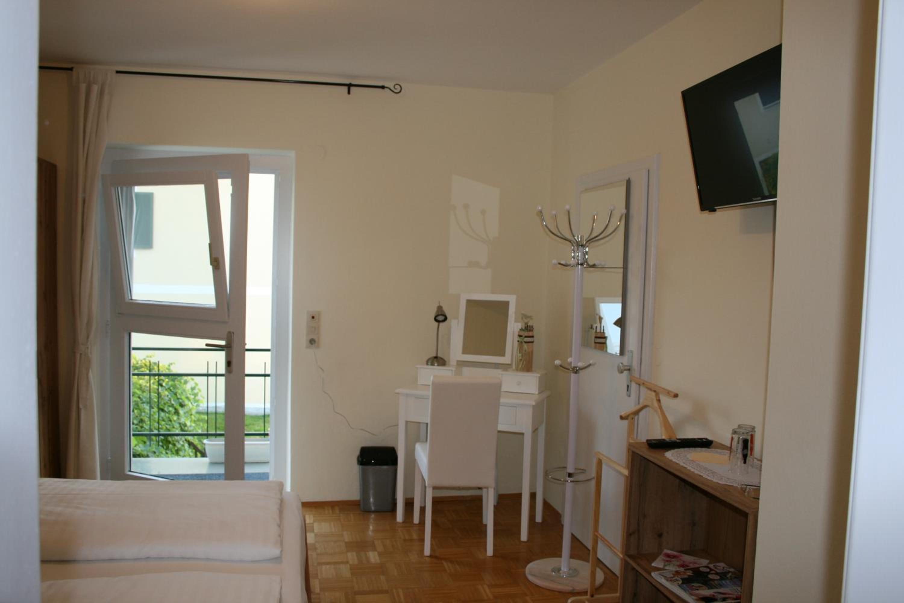 Deluxe Double Room (2 Adults + 1 Child) photo 3