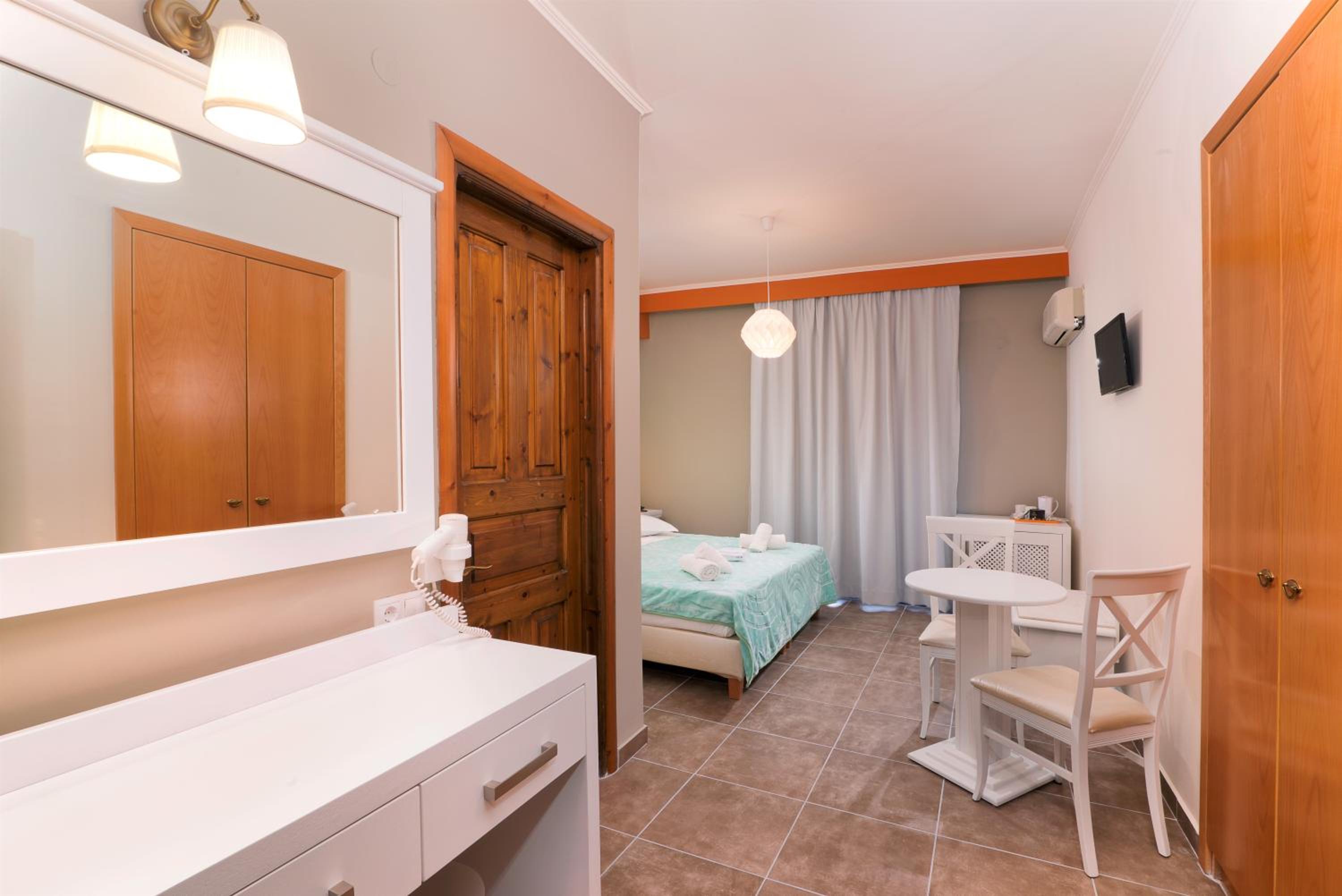 Superior Double or Twin Room - Photo 16