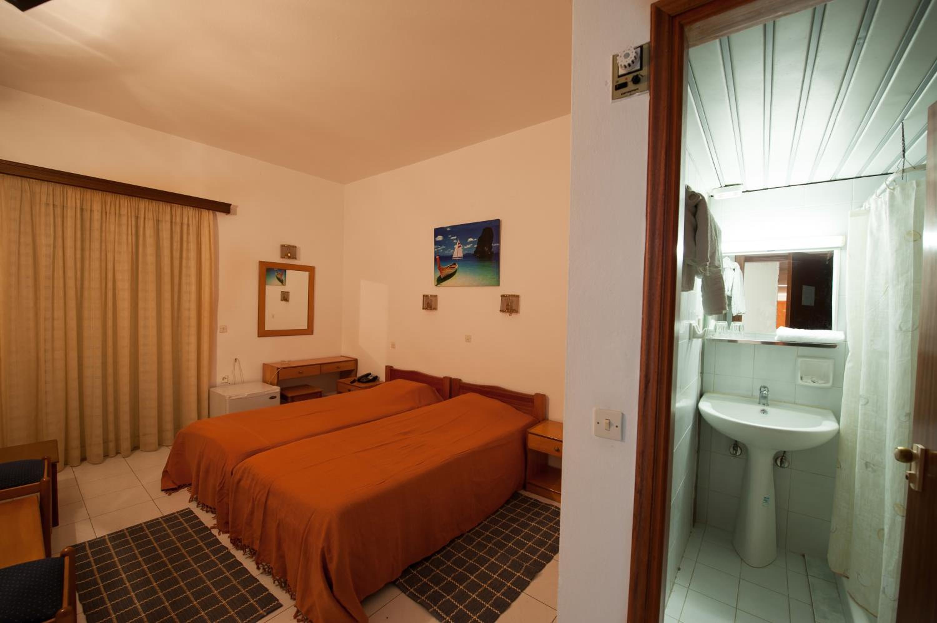 Double Room - Photo 5