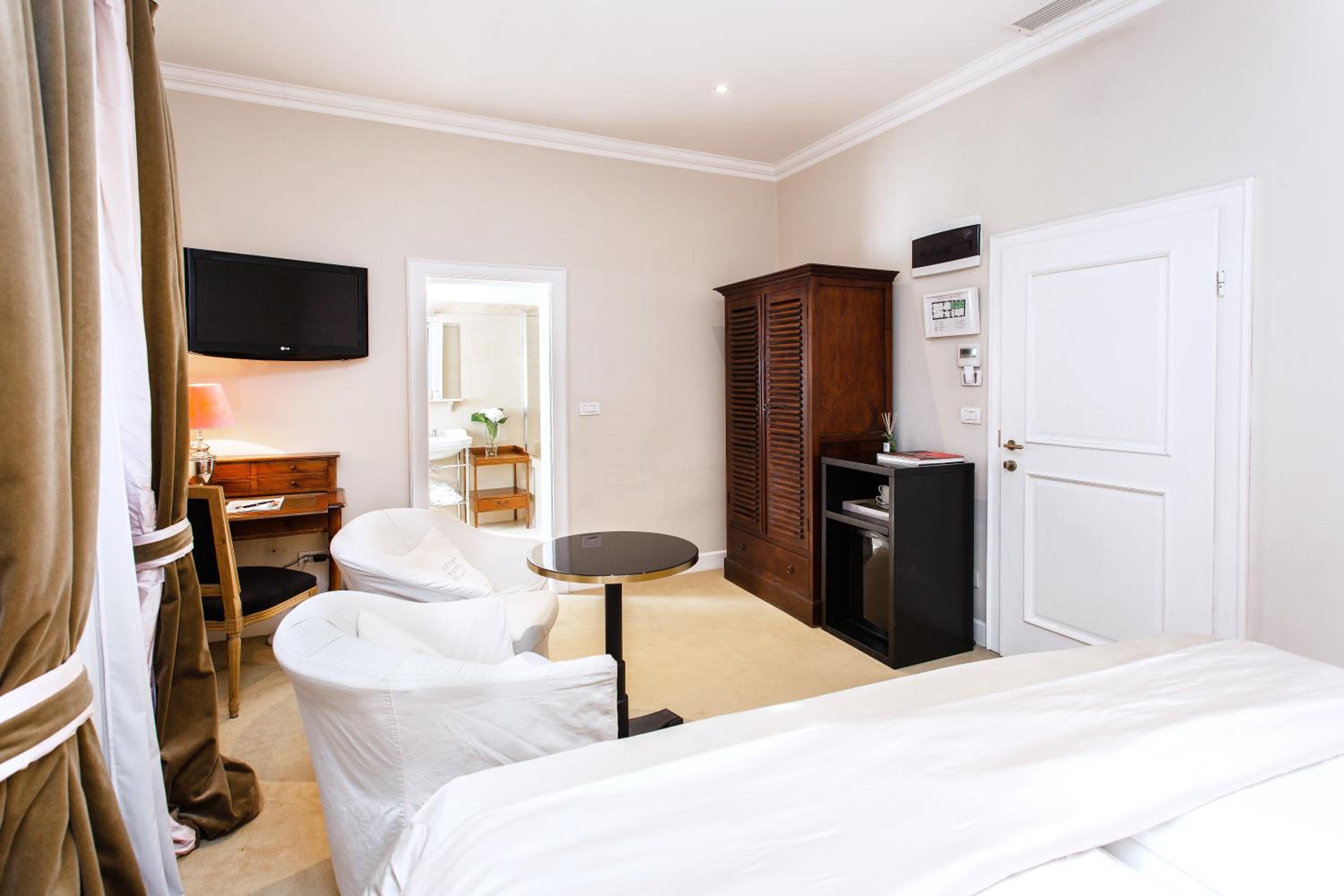 Classic Double or Twin Room - Photo 9