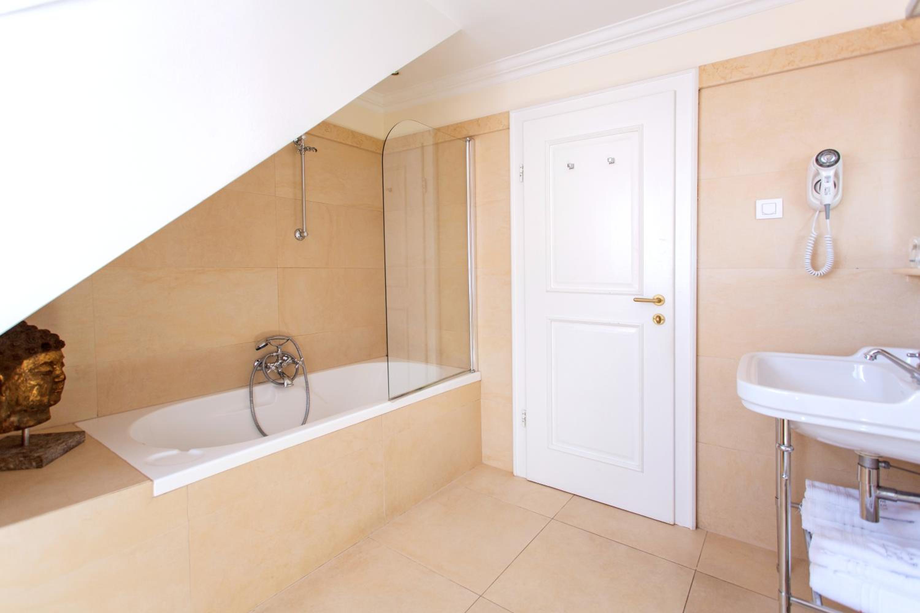 Deluxe Double or Twin Room - Photo 7