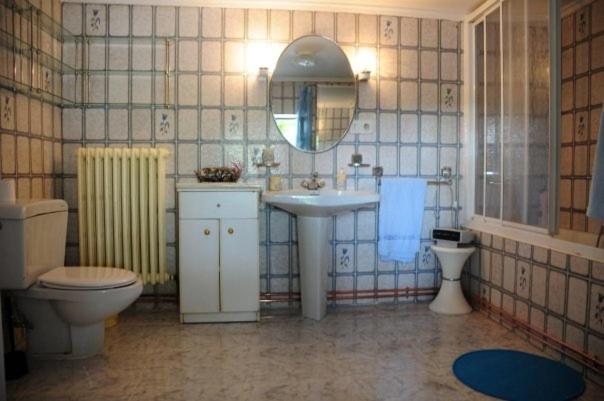 Three-Bedroom House - Photo 2