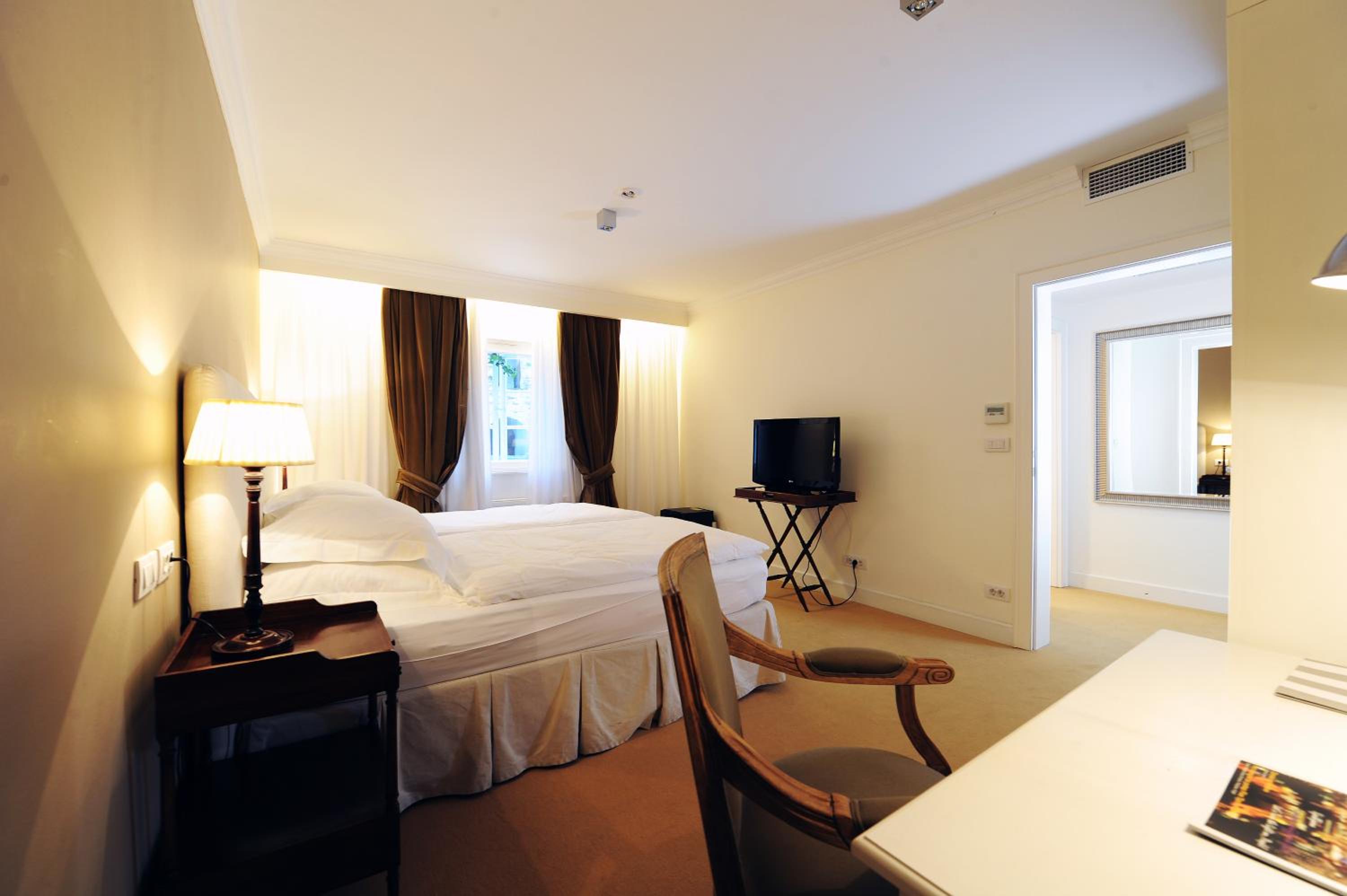 Superior Double or Twin Room - Photo 3