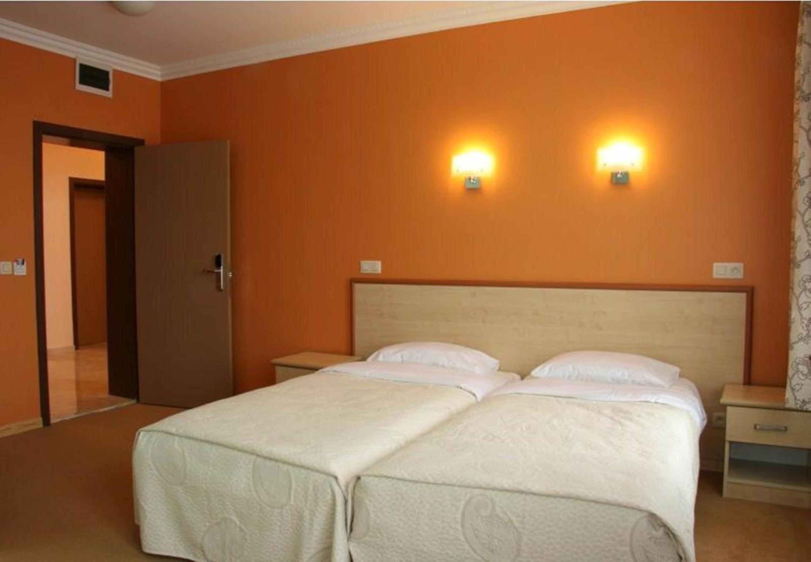 Twin Room - Photo 9