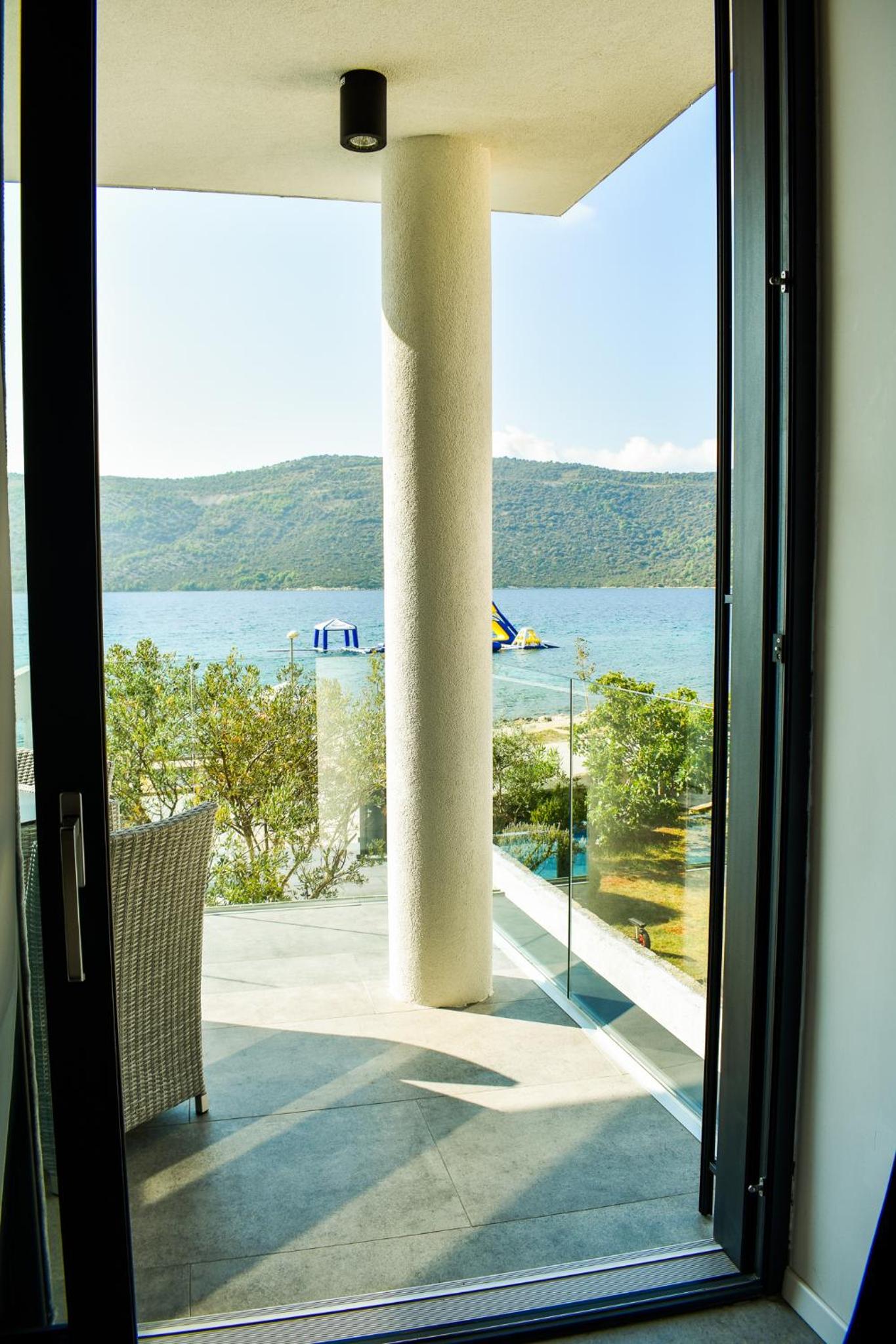 Deluxe Double Room with Balcony and Sea View photo 2