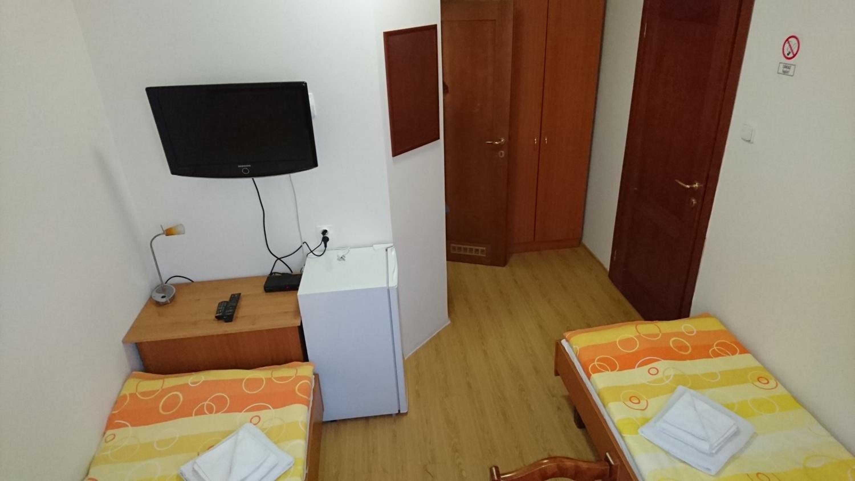 Twin Room with Bathroom photo 2