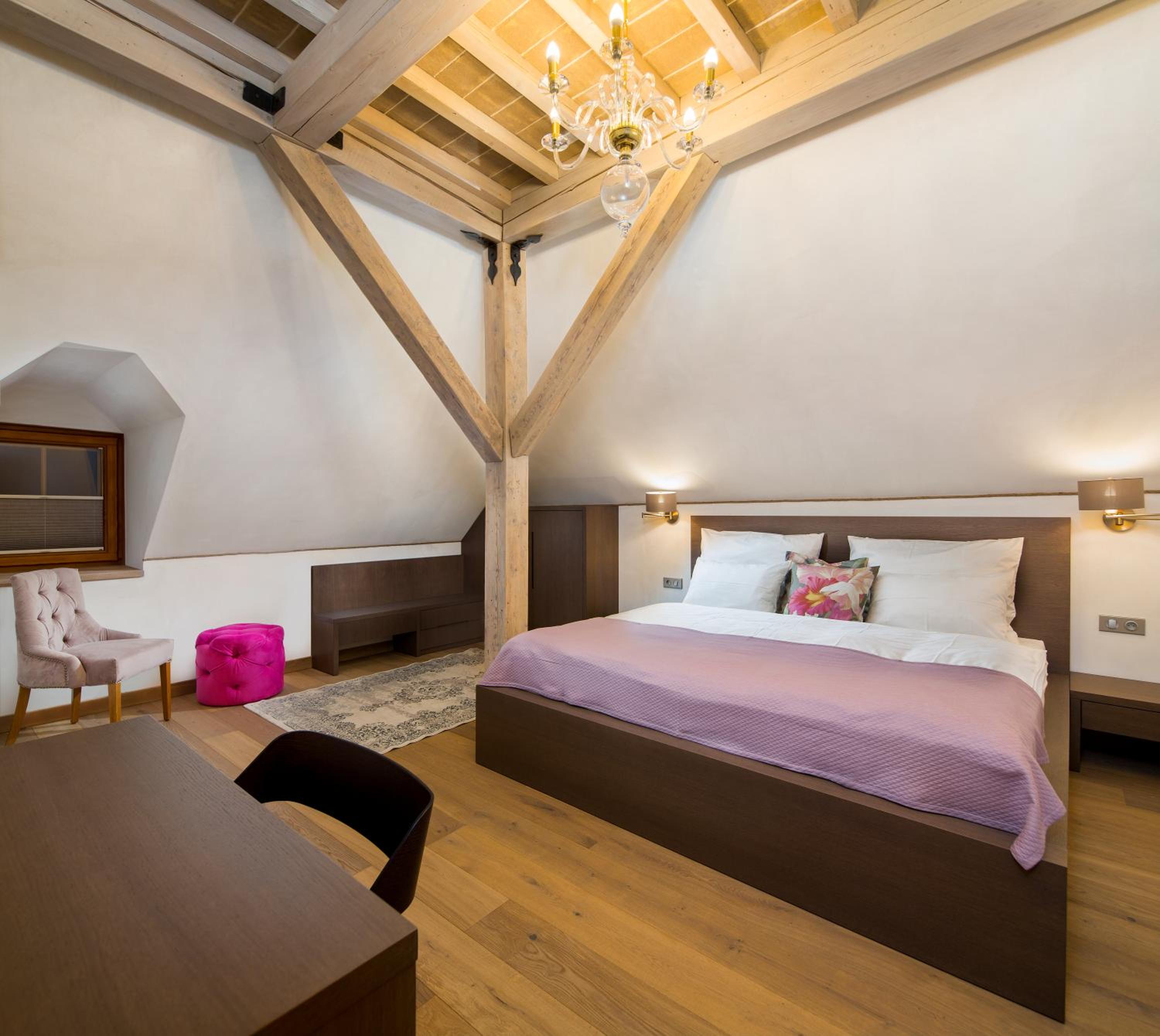 Large Double Room - Photo 1