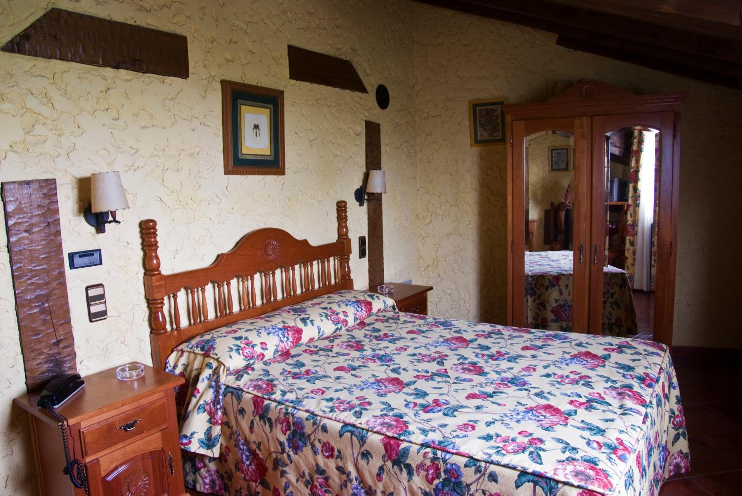 Standard Double or Twin Room - Photo 2