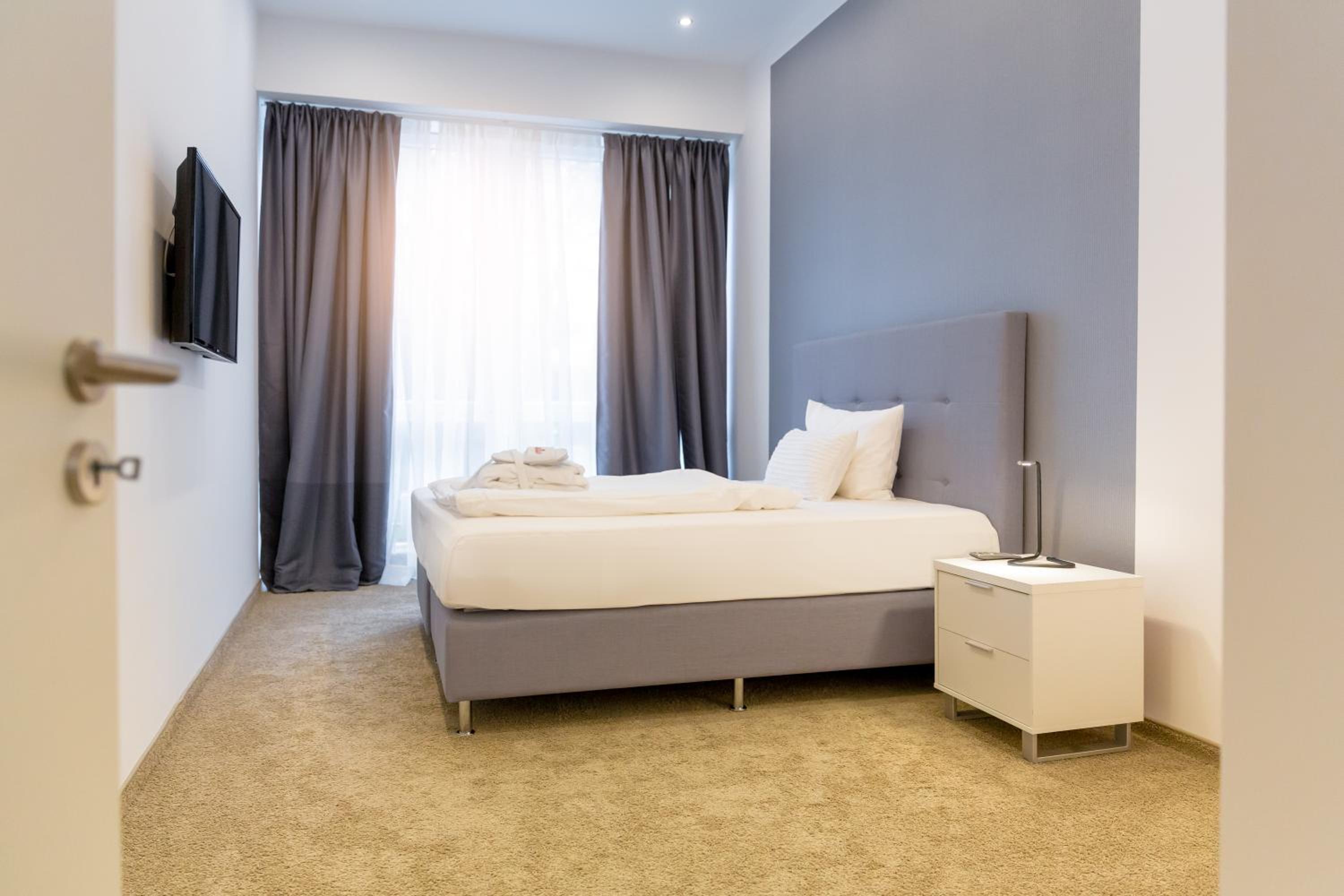 Suite - Photo 11