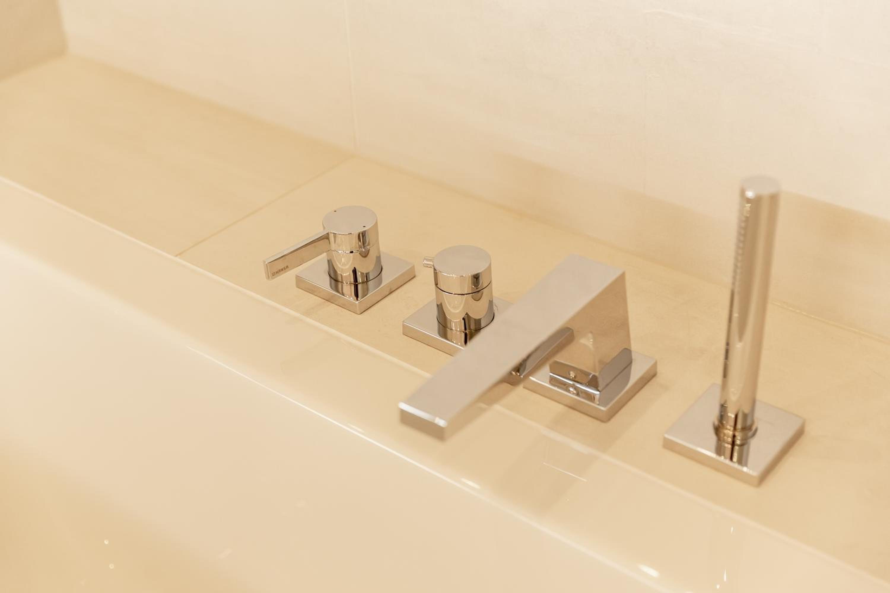 Suite - Photo 5
