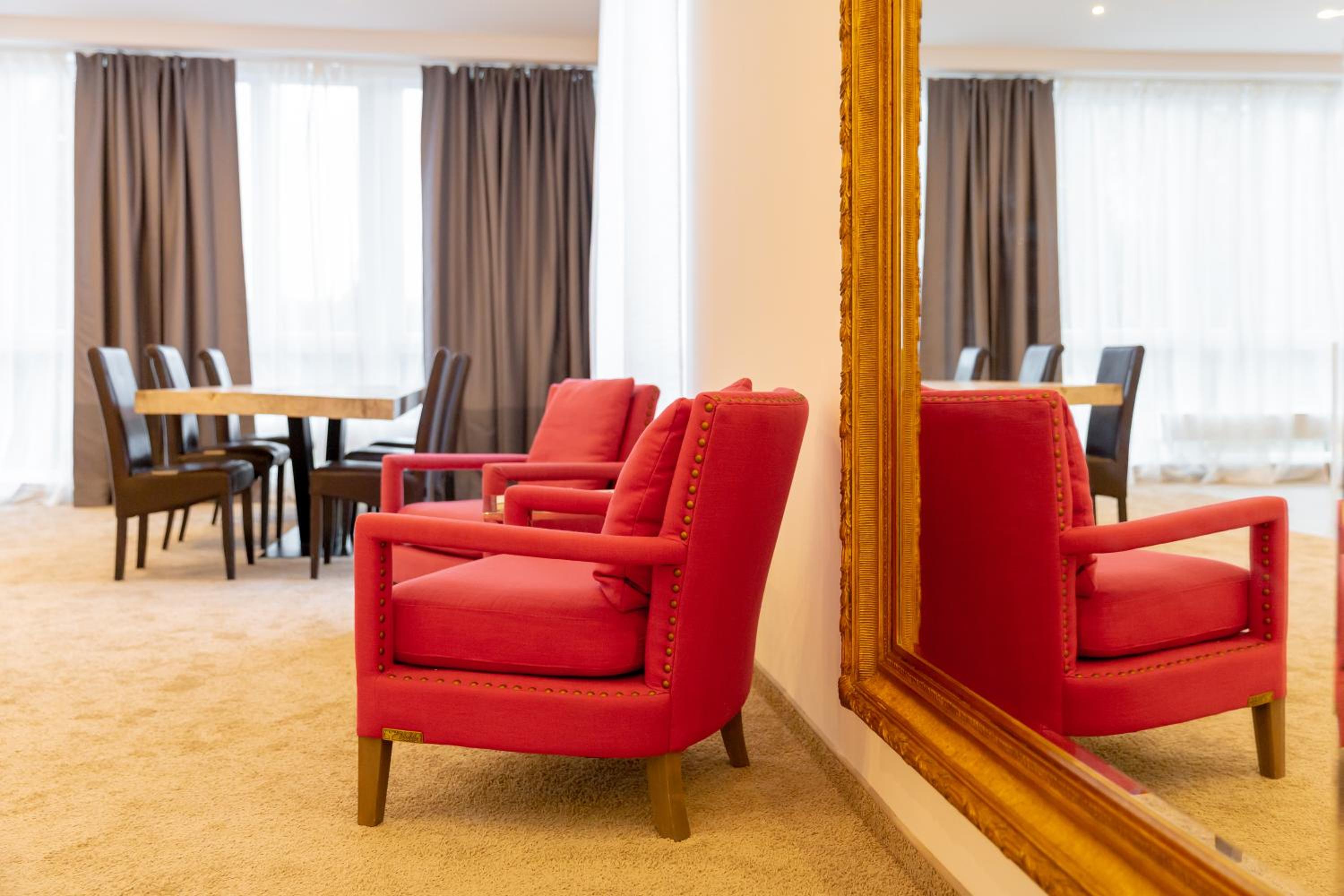 Suite - Photo 17
