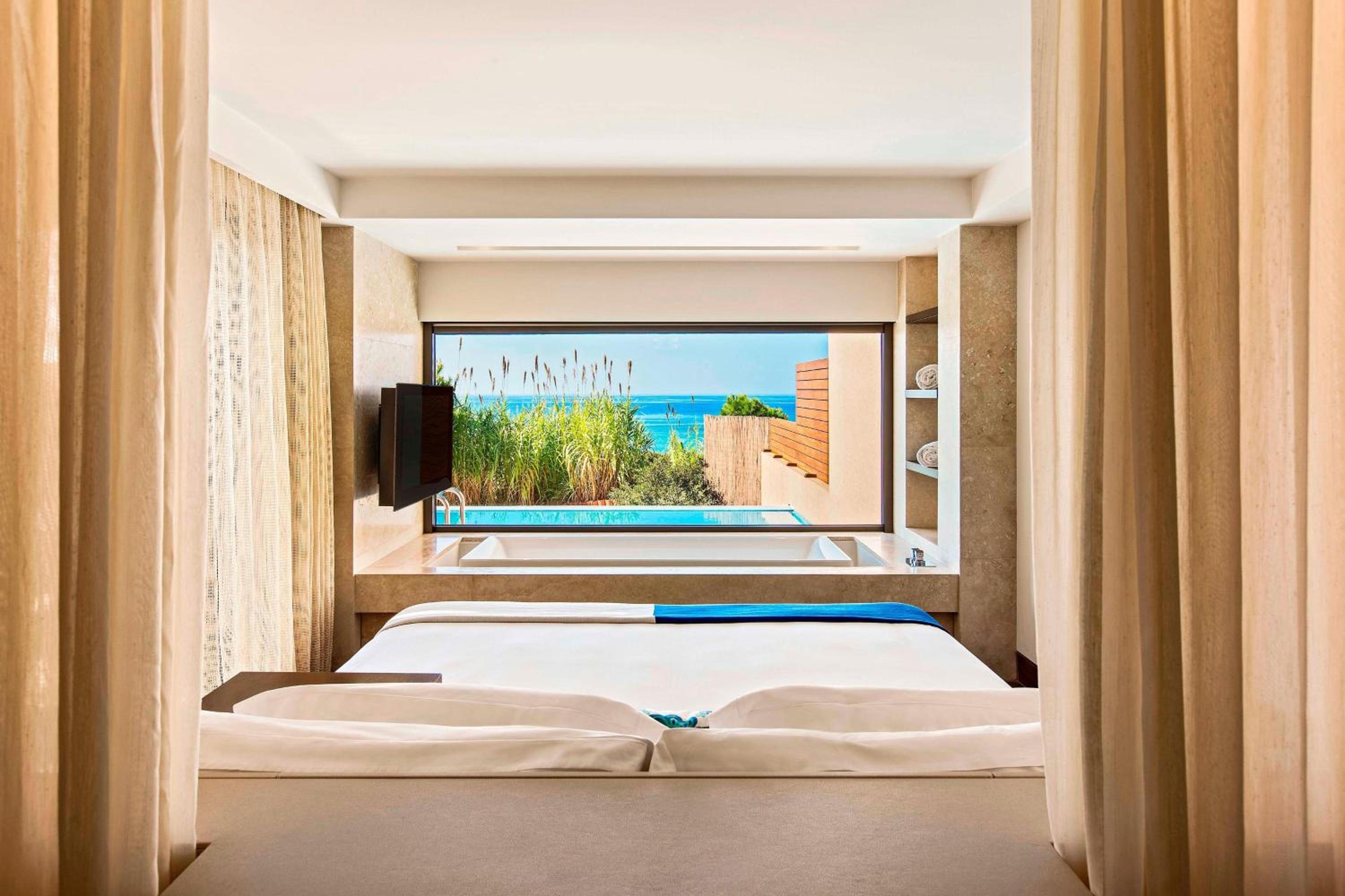 One-Bedroom Premium Suite - Beachfront thumbnail 5