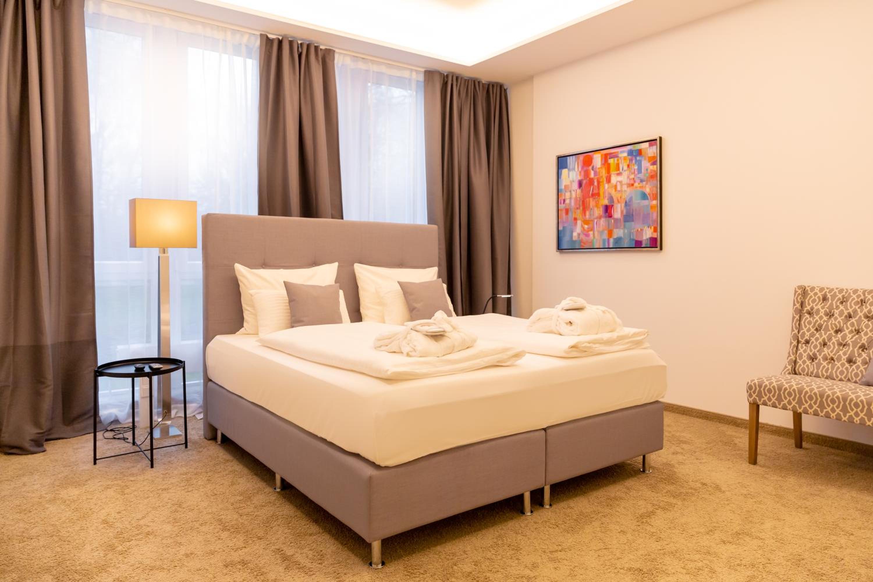 Suite - Photo 1