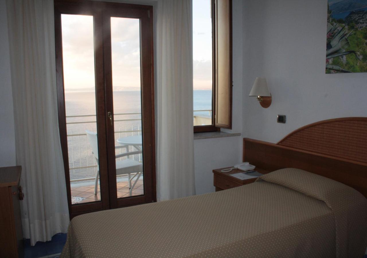 Single Room with Balcony and Sea View photo 3