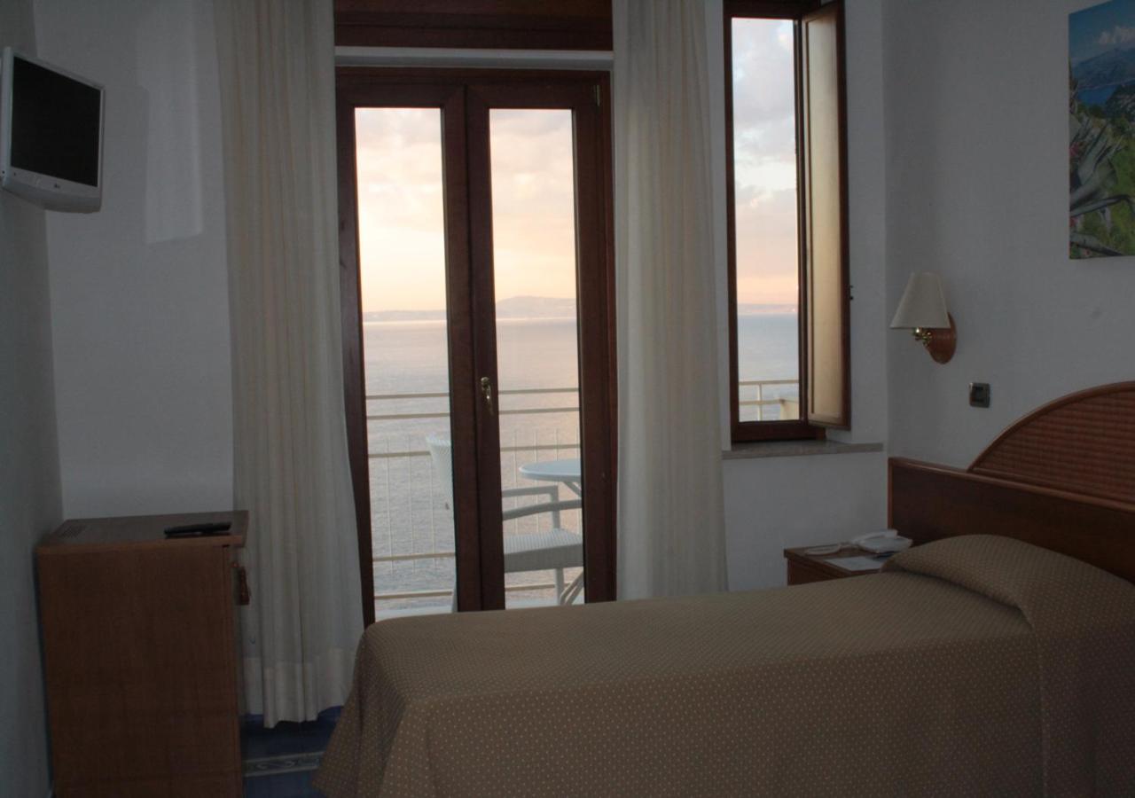 Single Room with Balcony and Sea View photo 2