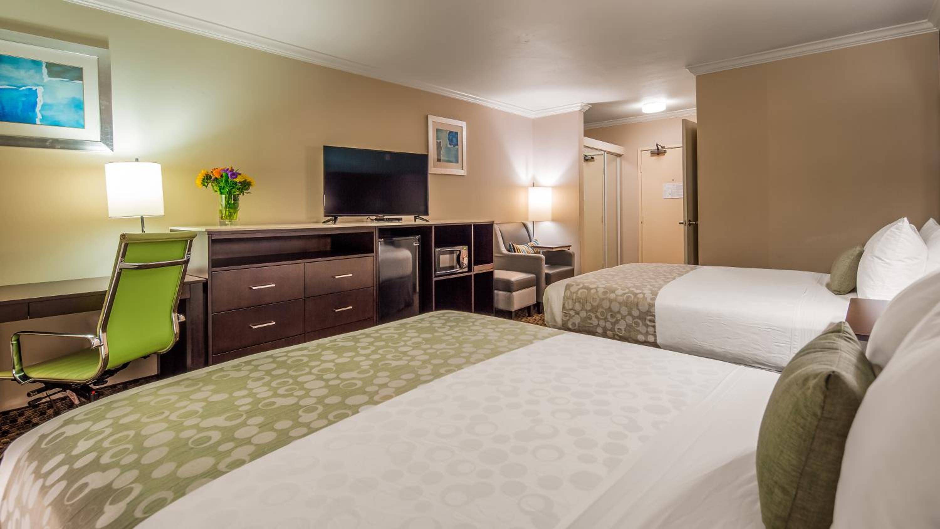 Queen Room with Two Queen Beds - Non-Smoking - Photo 5