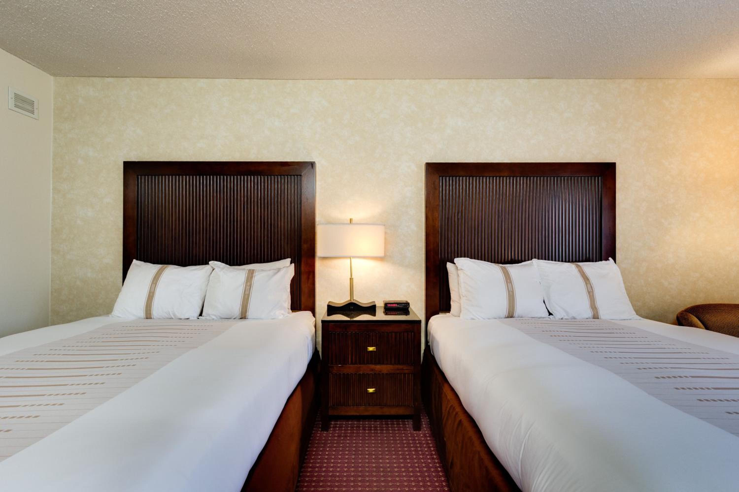 2 Queen Beds Non-Smoking photo 3