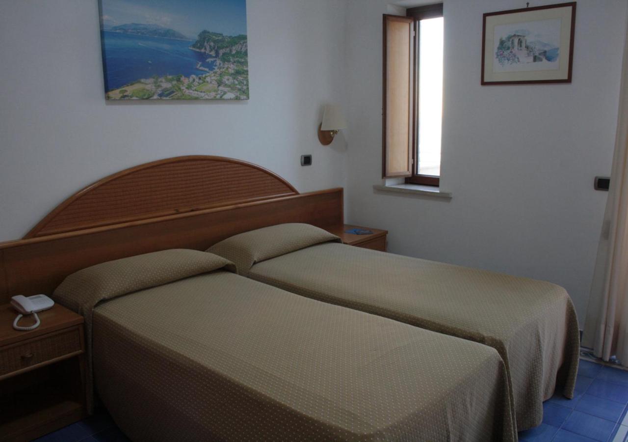 Standard Twin Room with Balcony and Sea View - Photo 3