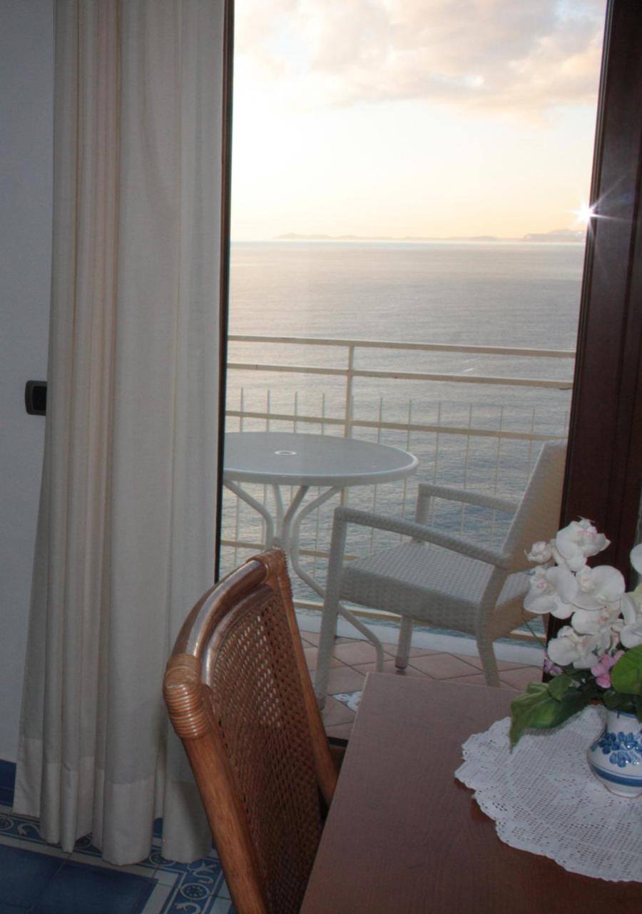 Standard Twin Room with Balcony and Sea View - Photo 2