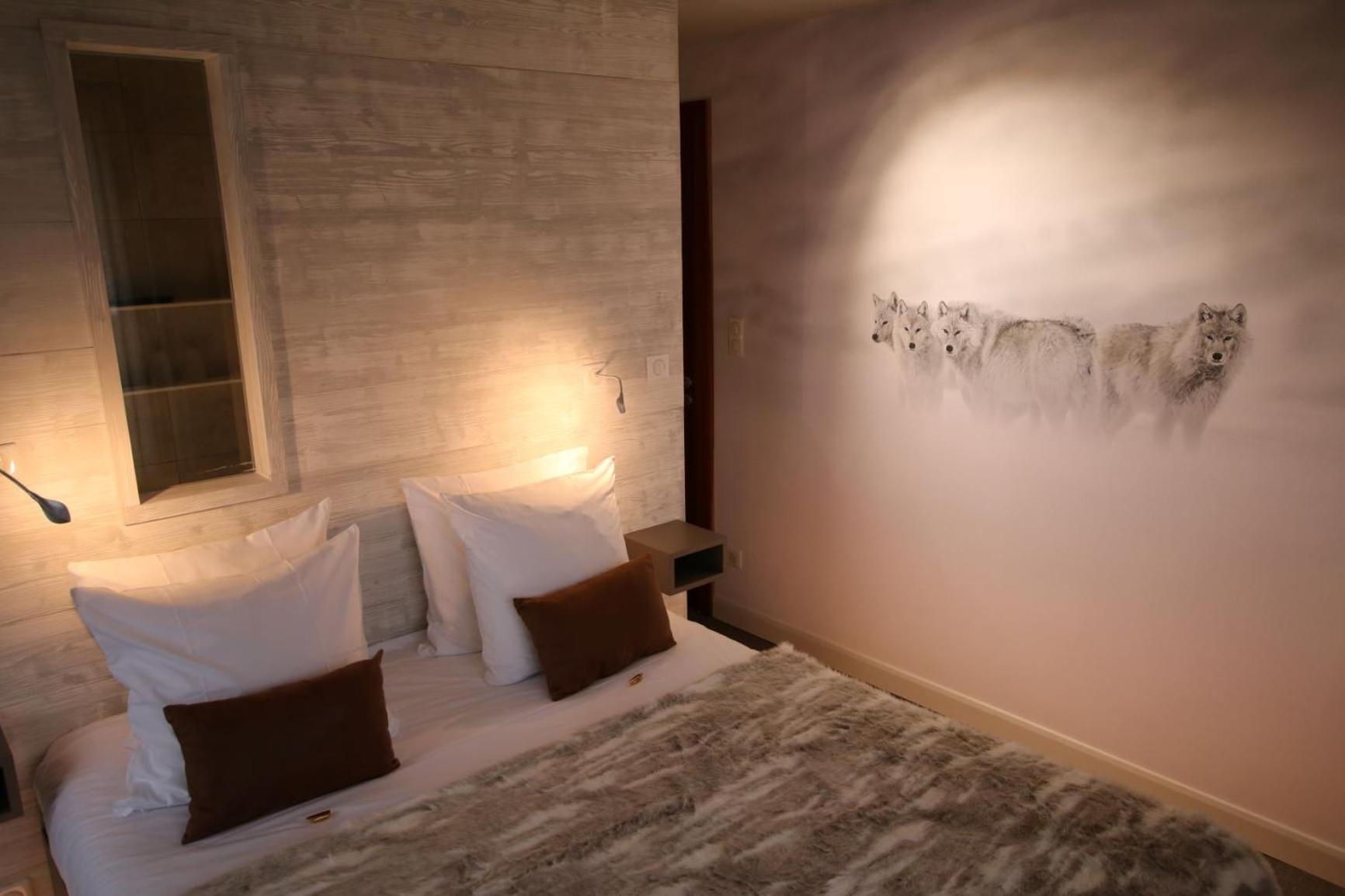 Deluxe Double Room with Spa Bath - White Wolves
