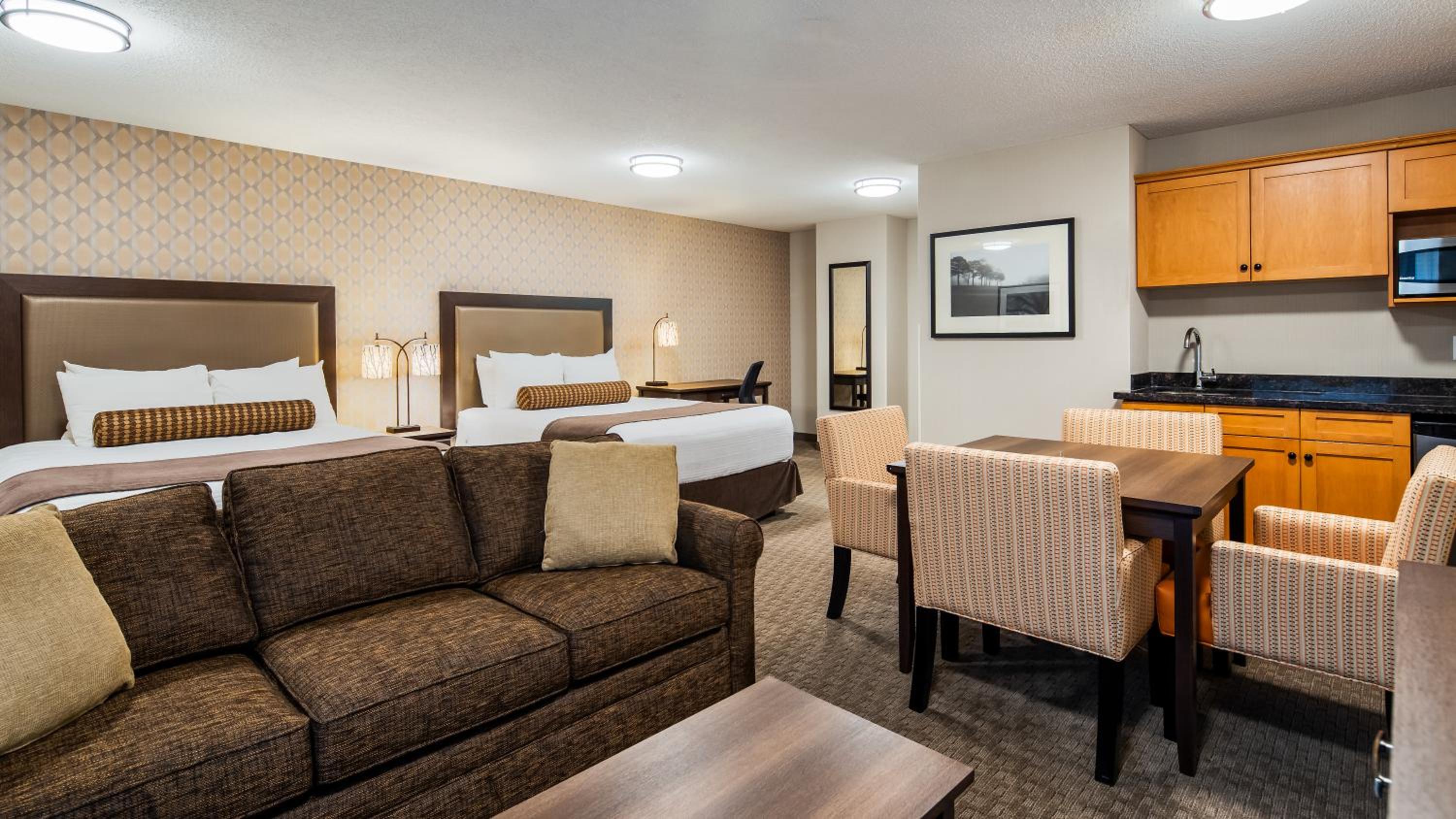 Family Queen Suite with Sofa Bed and Kitchenette photo 1