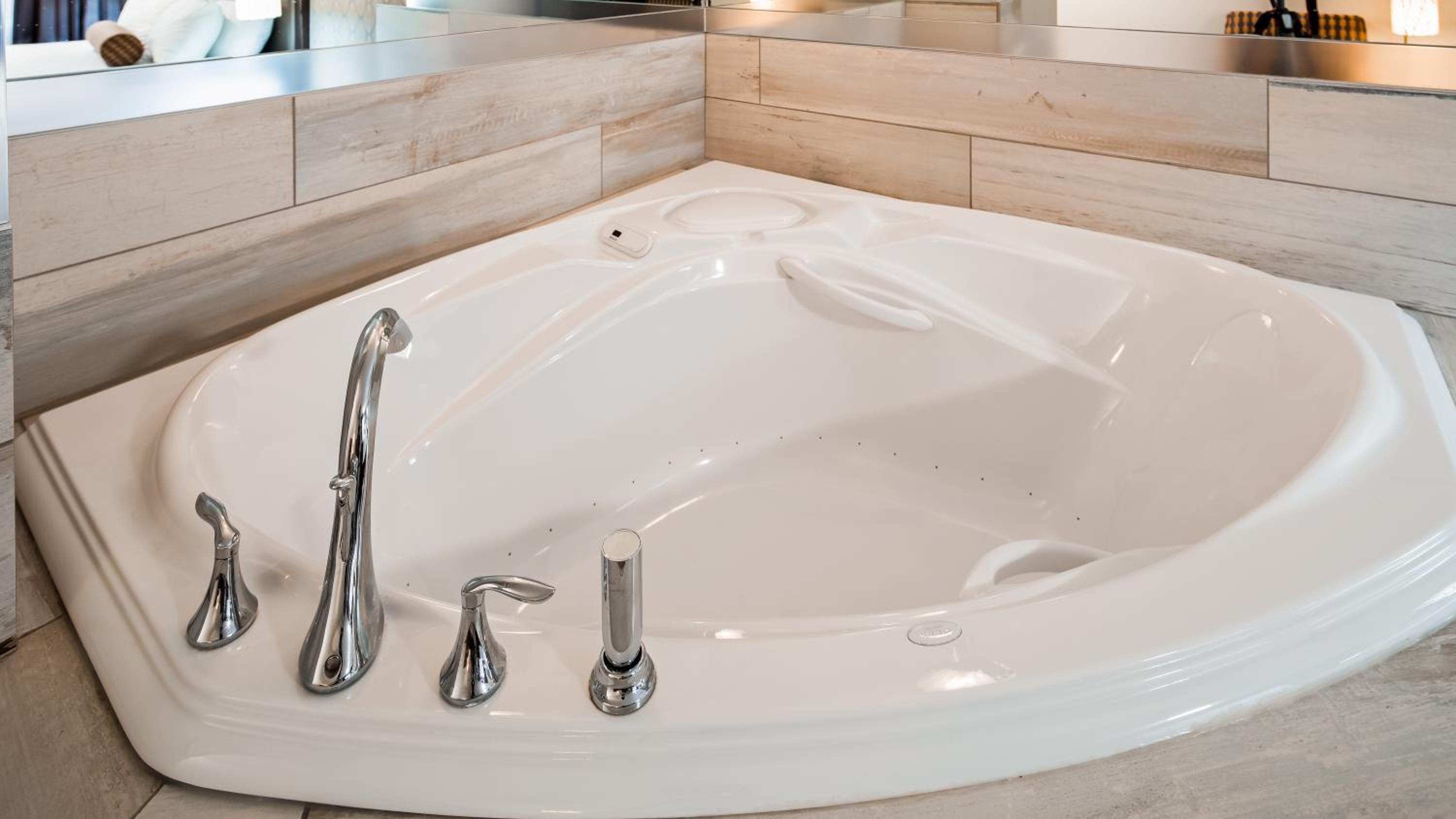 King Room with Jacuzzi - Non-Smoking - Photo 3