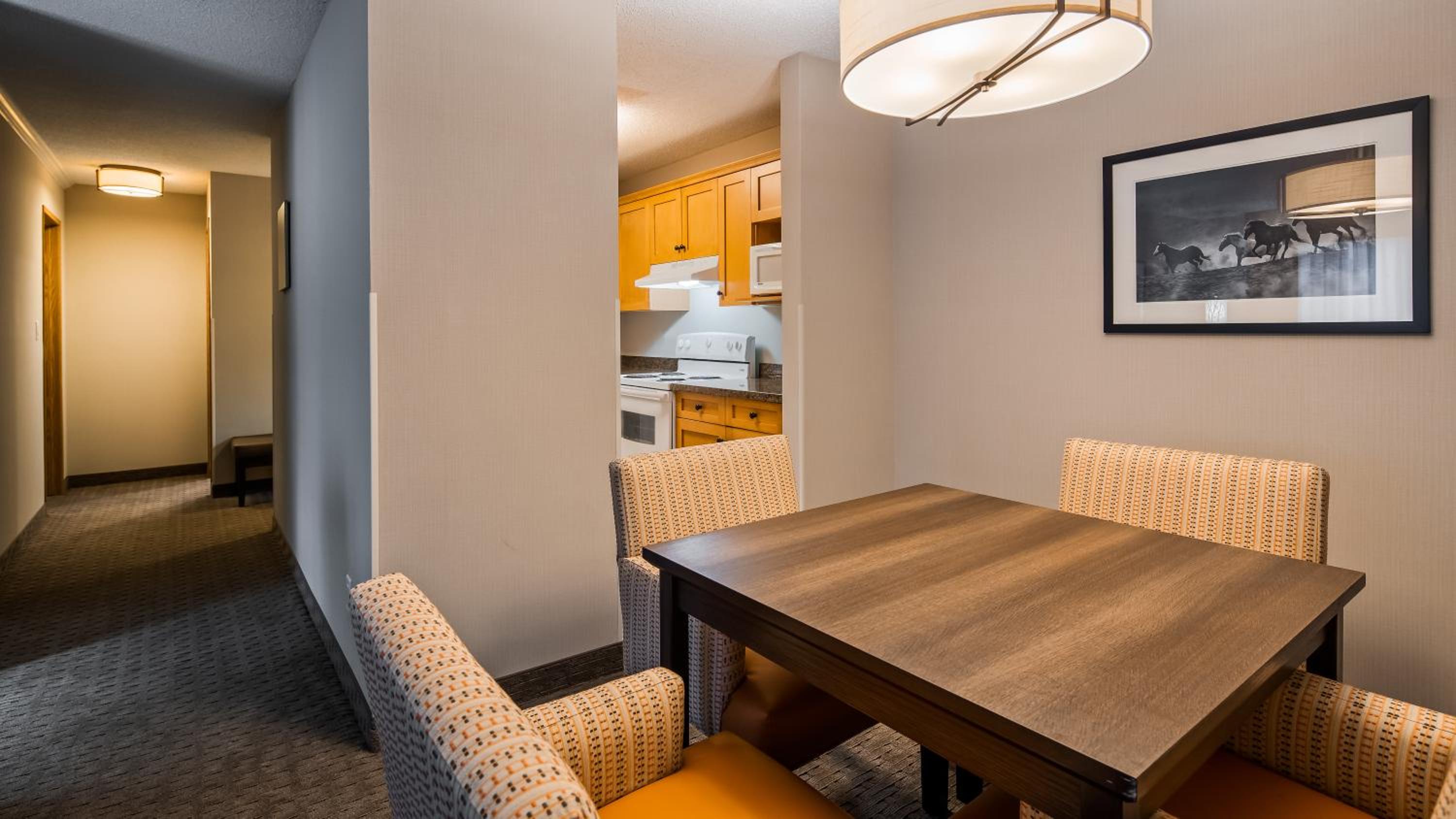 Two-Bedroom Queen Suite with Sofa Bed and Kitchen - Non-Smoking - Photo 5