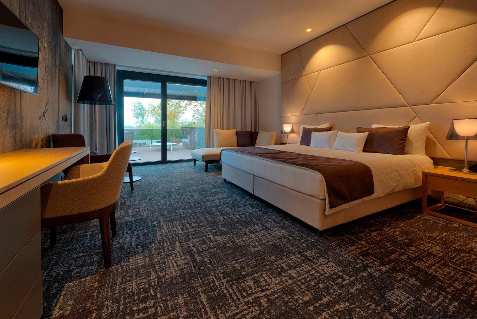 Deluxe Double Room with Balcony - Photo 5