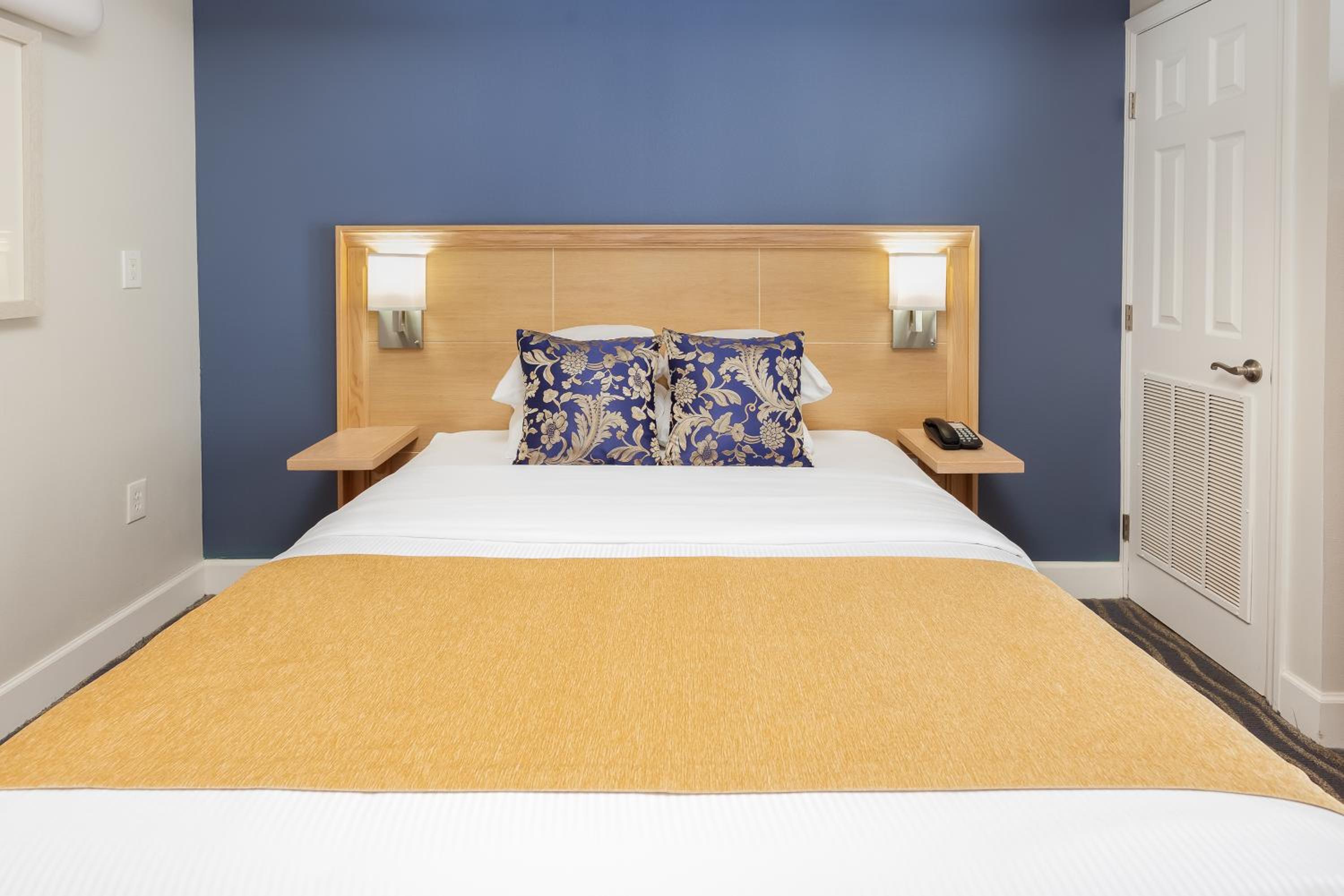 Deluxe Queen Suite