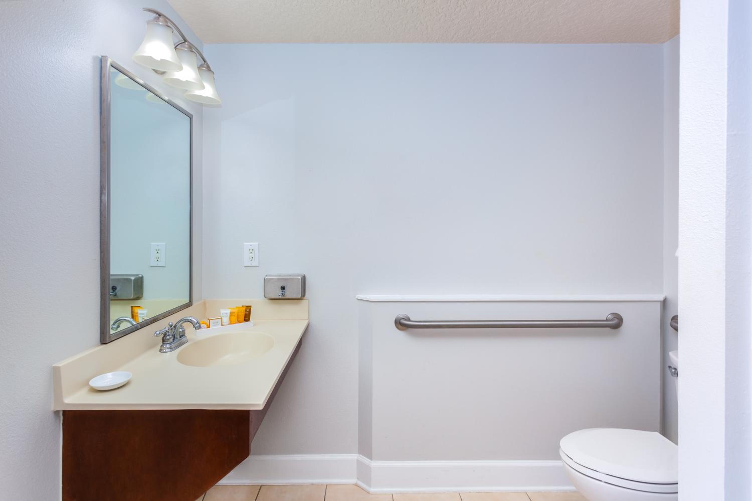 Queen Suite - Photo 10