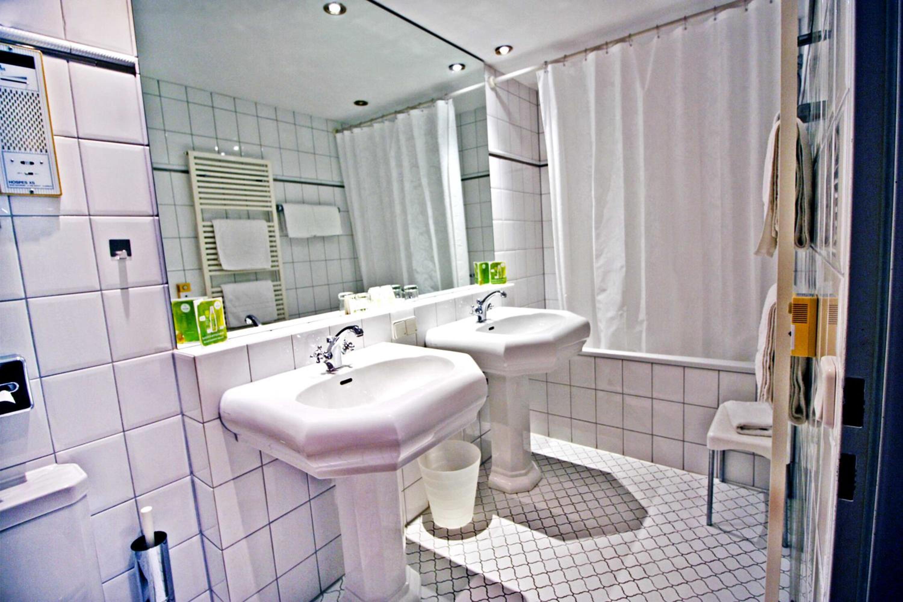 Junior Suite with Balcony - Photo 4