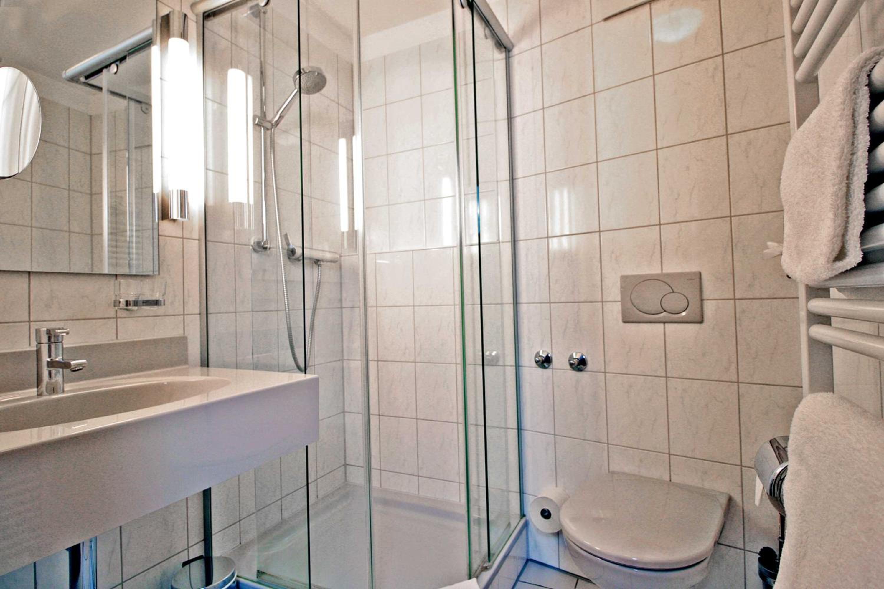 Deluxe Double Room with Side Lake View - Photo 5